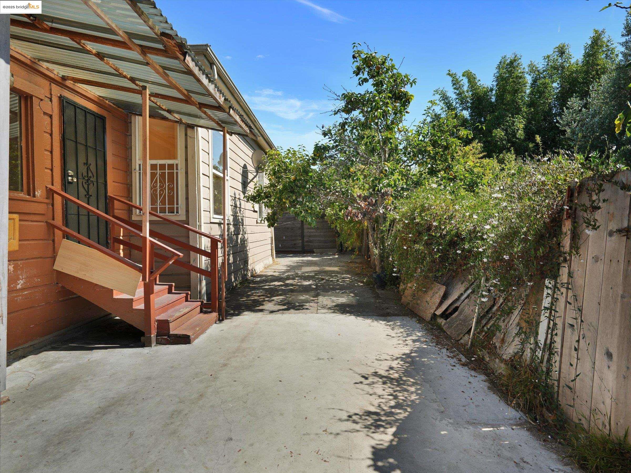 1102 Chester St