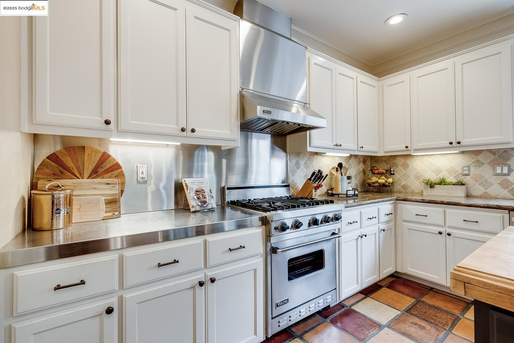 567 Thornhill Ln