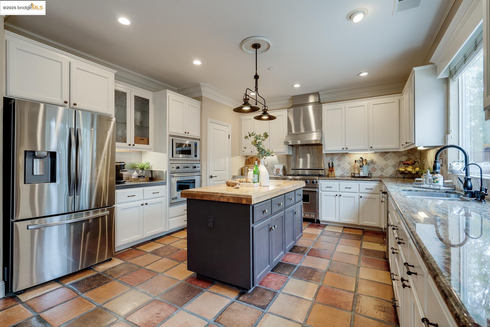 567 Thornhill Ln