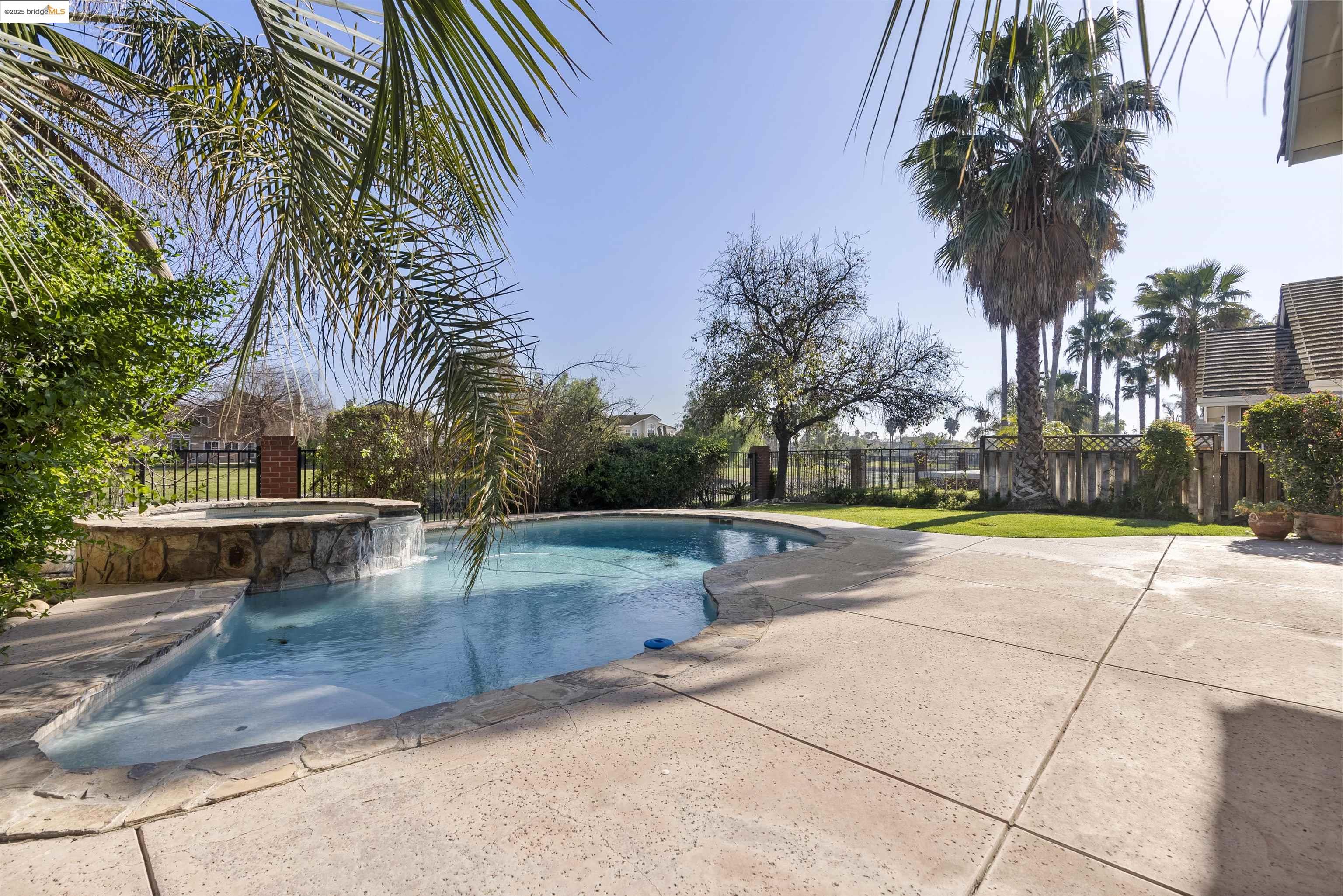 2215 Colonial Ct