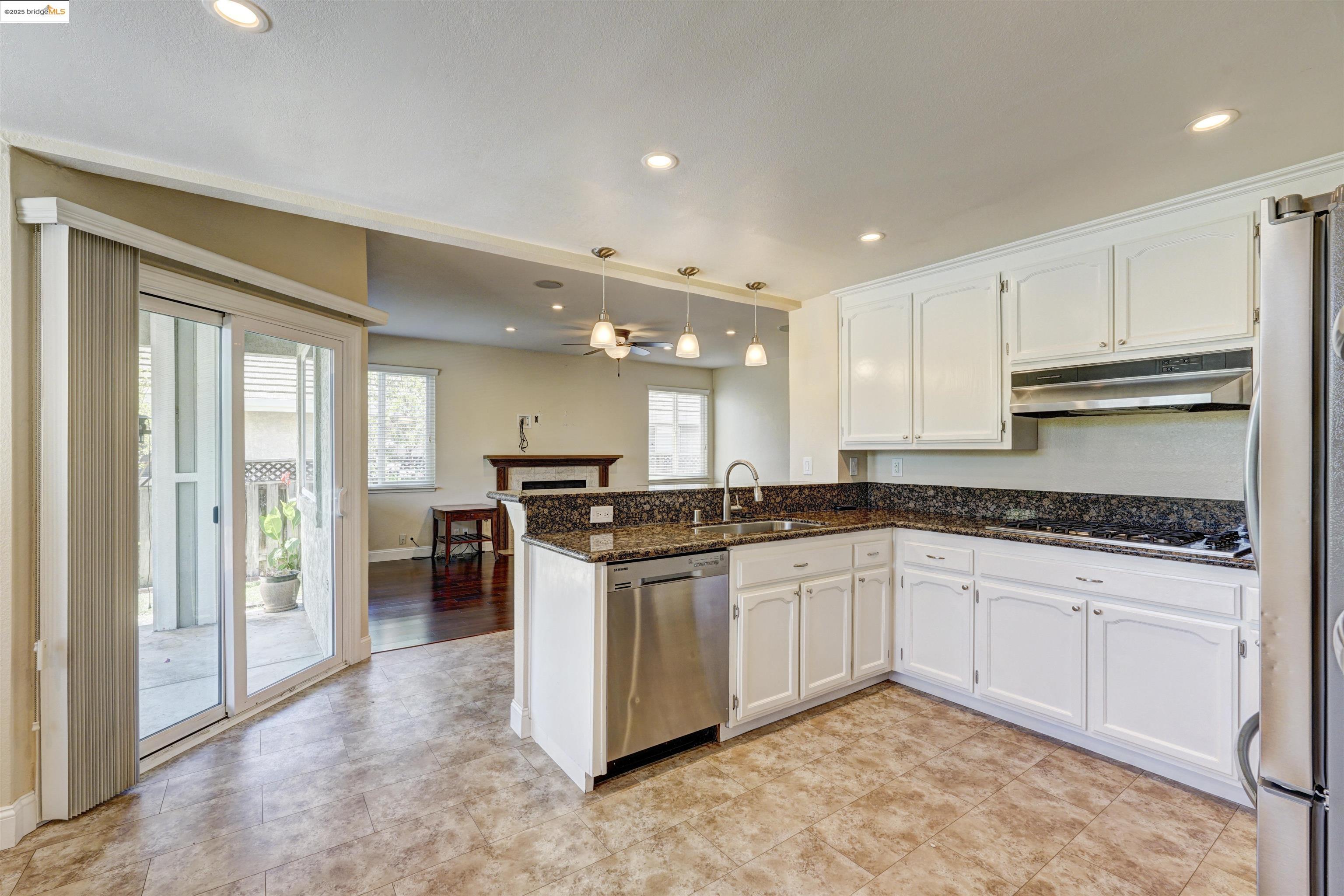 2215 Colonial Ct