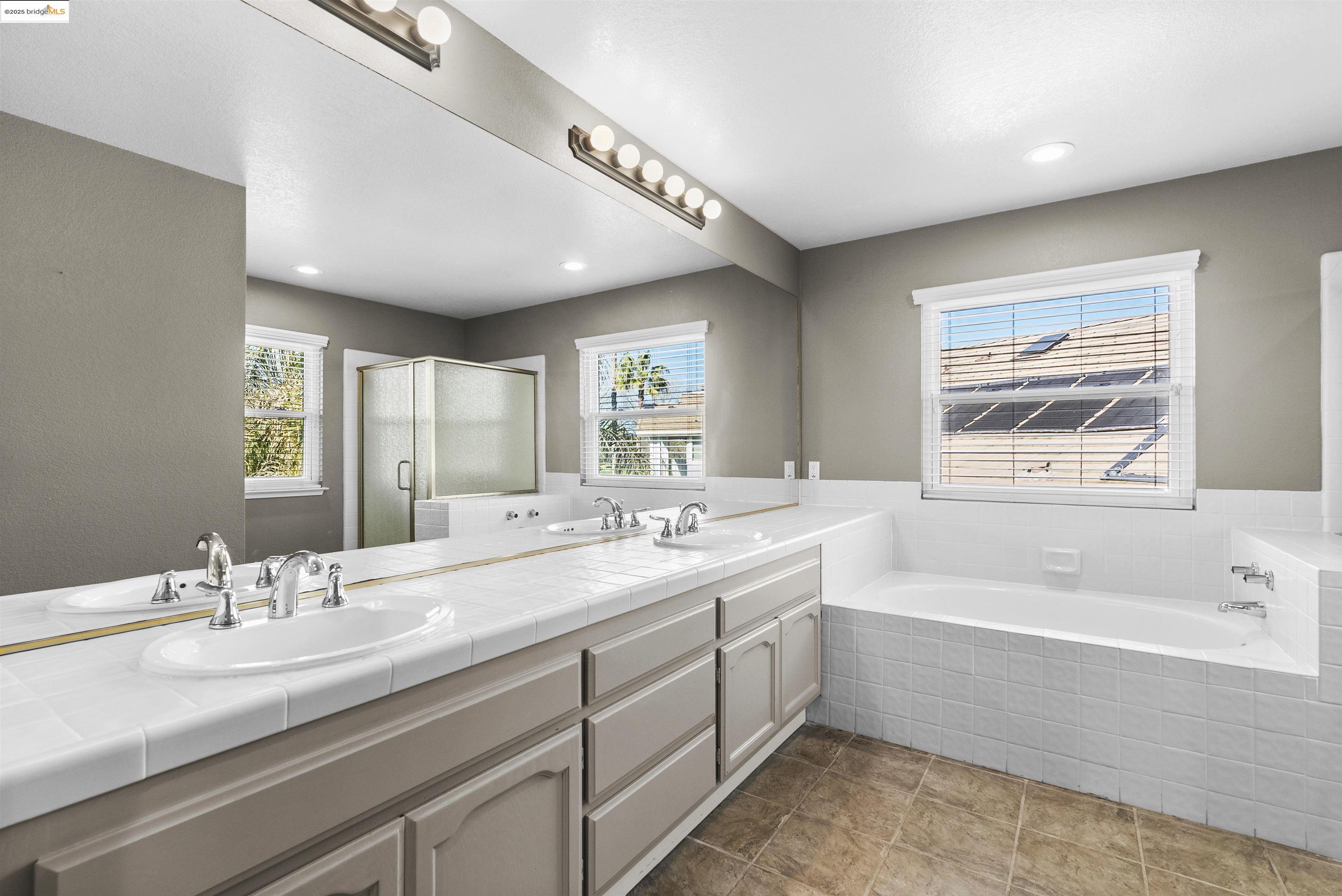 2215 Colonial Ct
