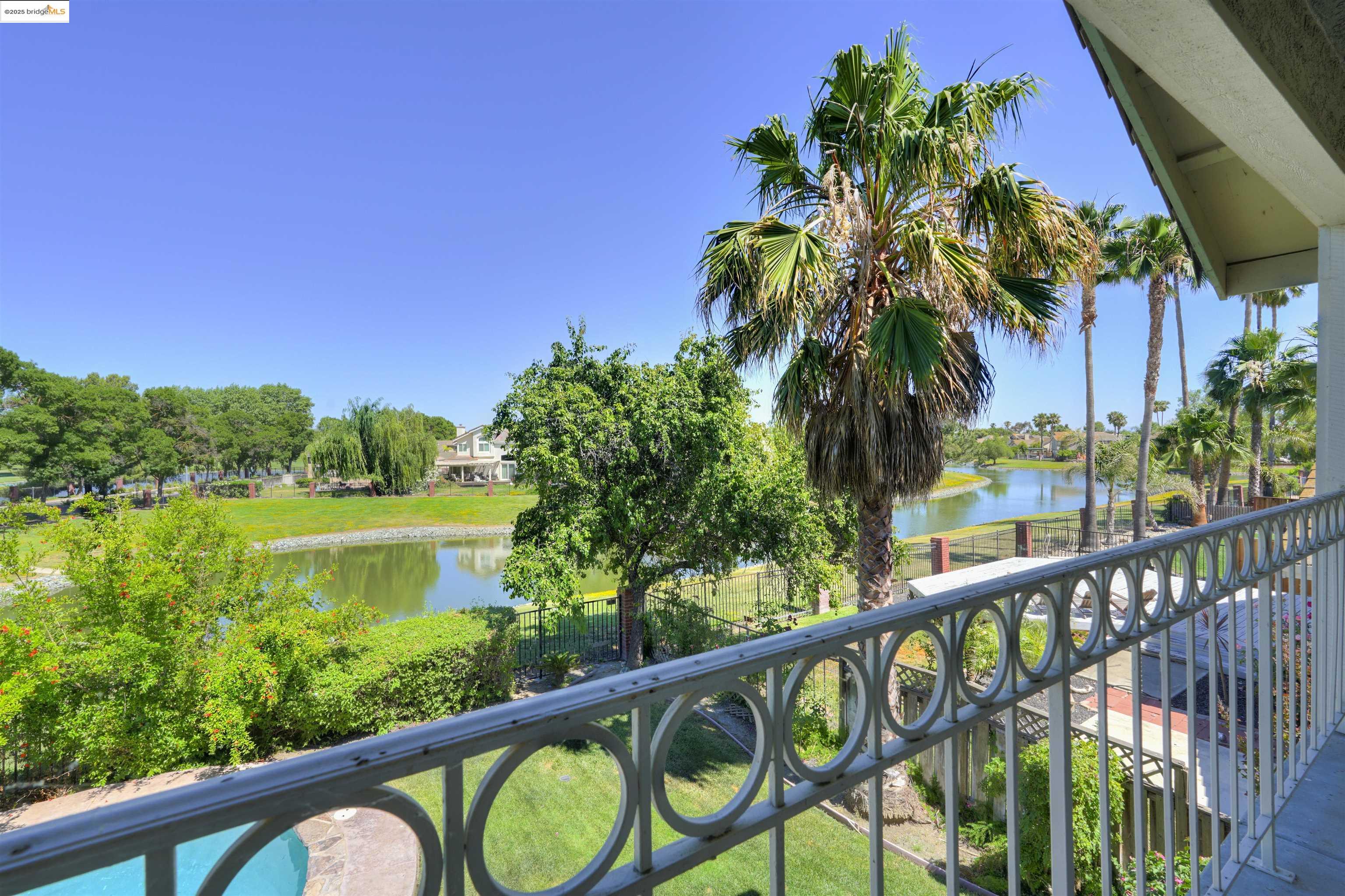 2215 Colonial Ct