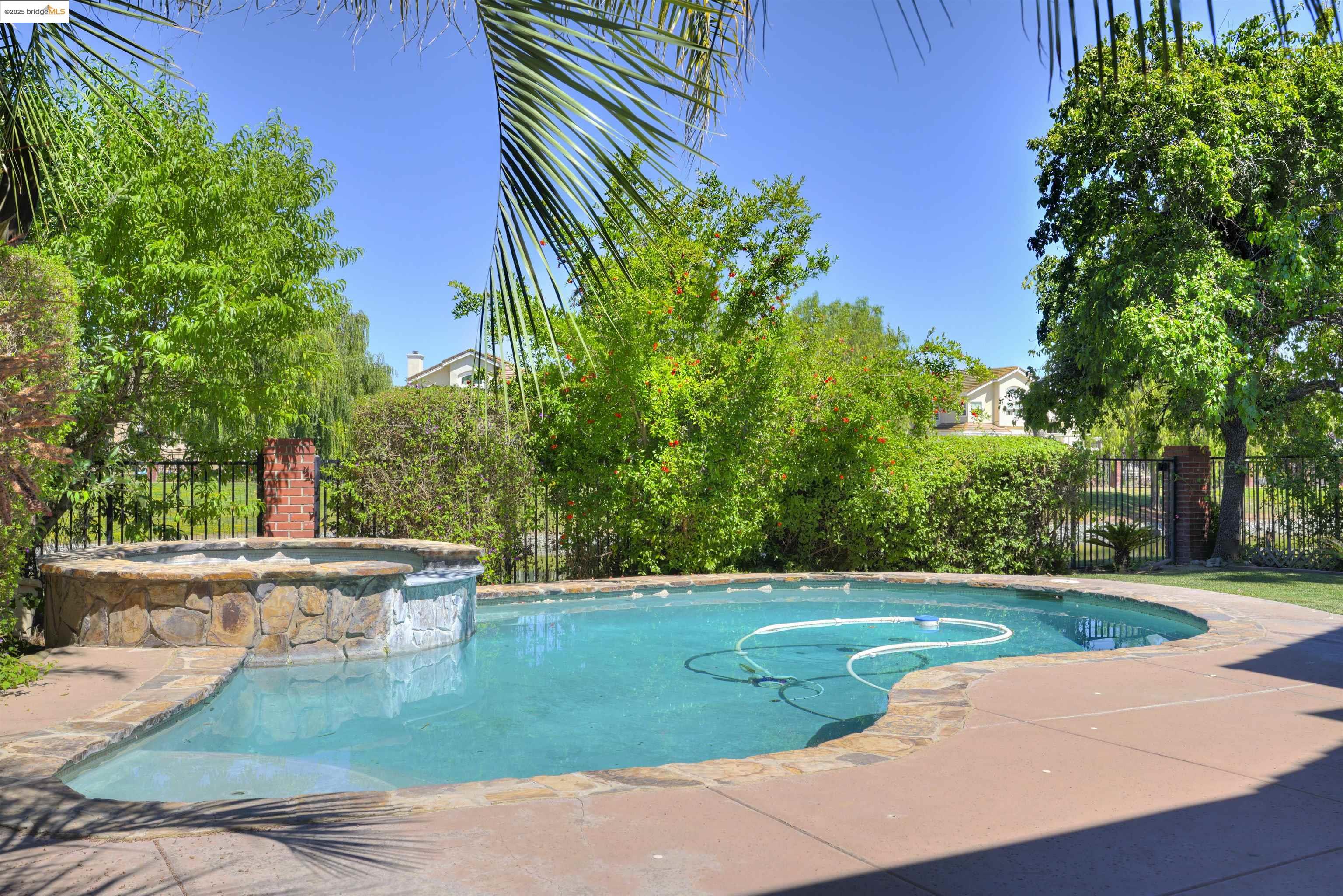 2215 Colonial Ct