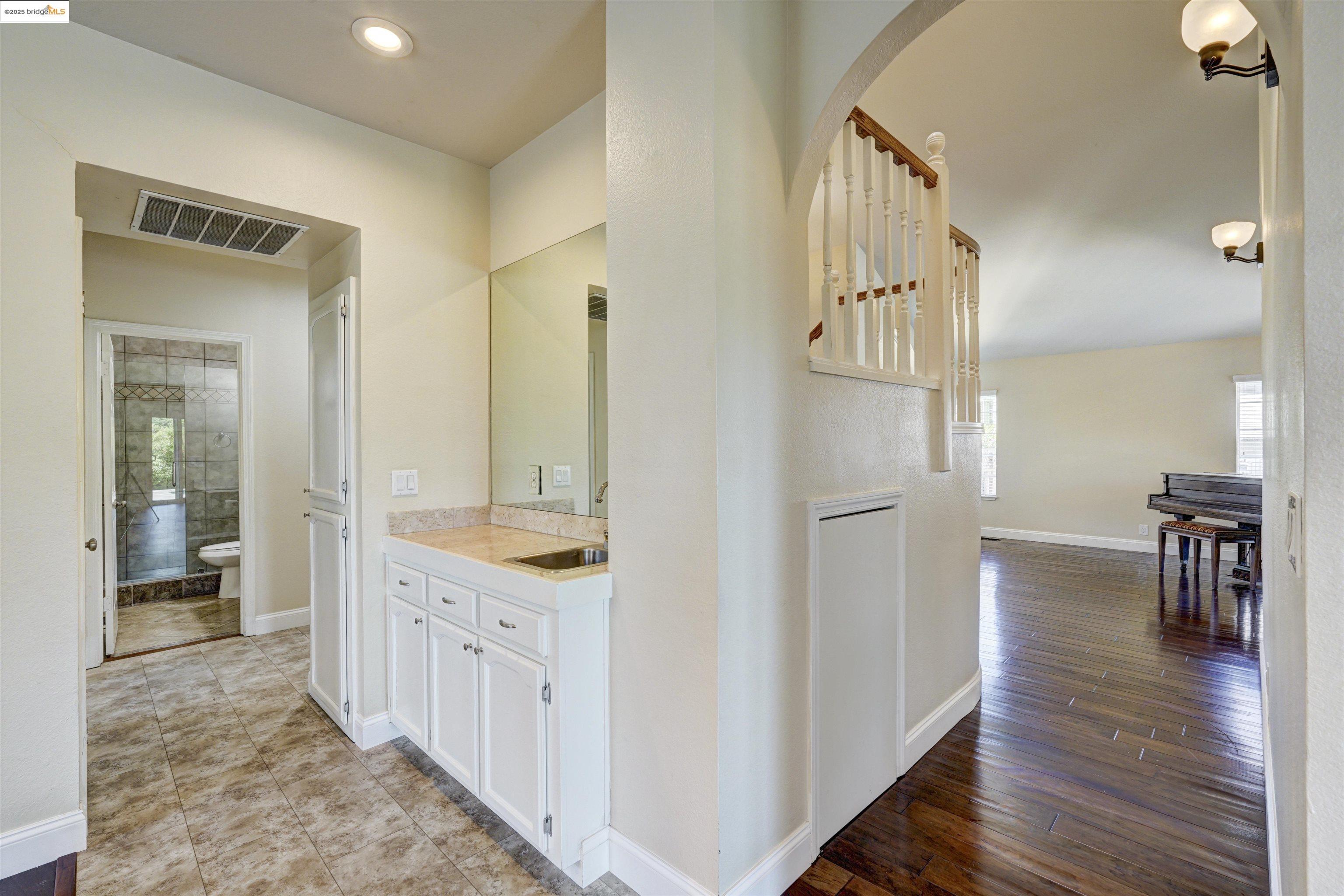 2215 Colonial Ct