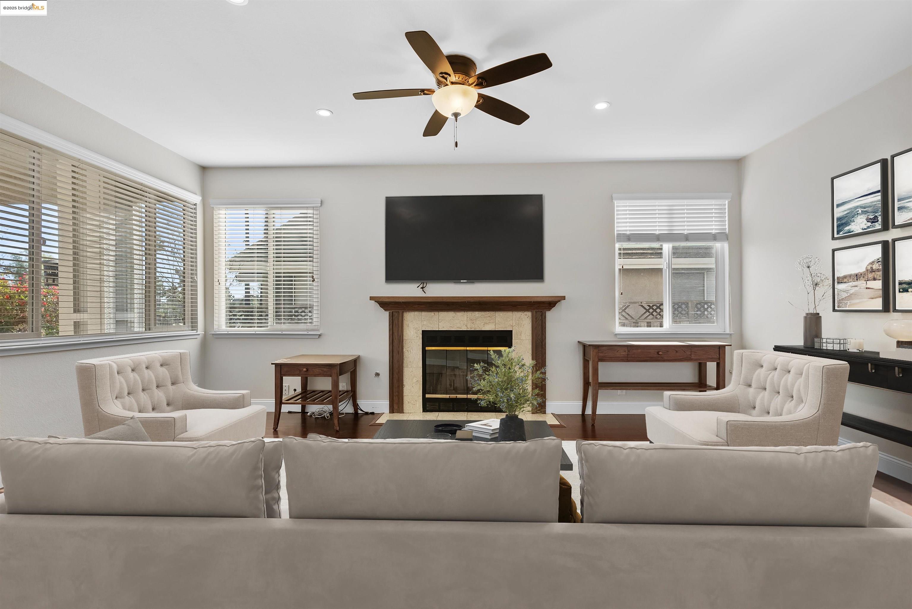 2215 Colonial Ct