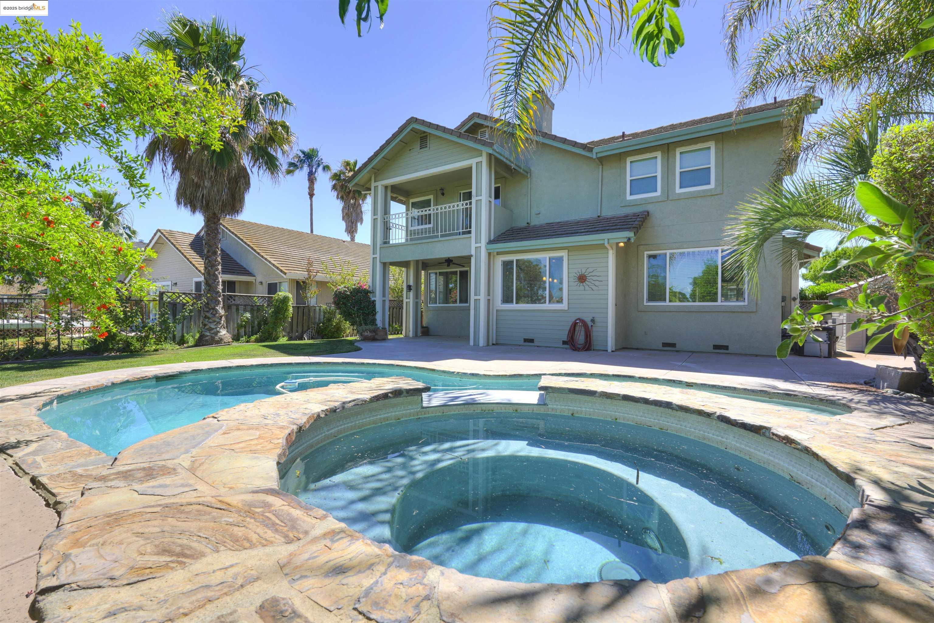 2215 Colonial Ct