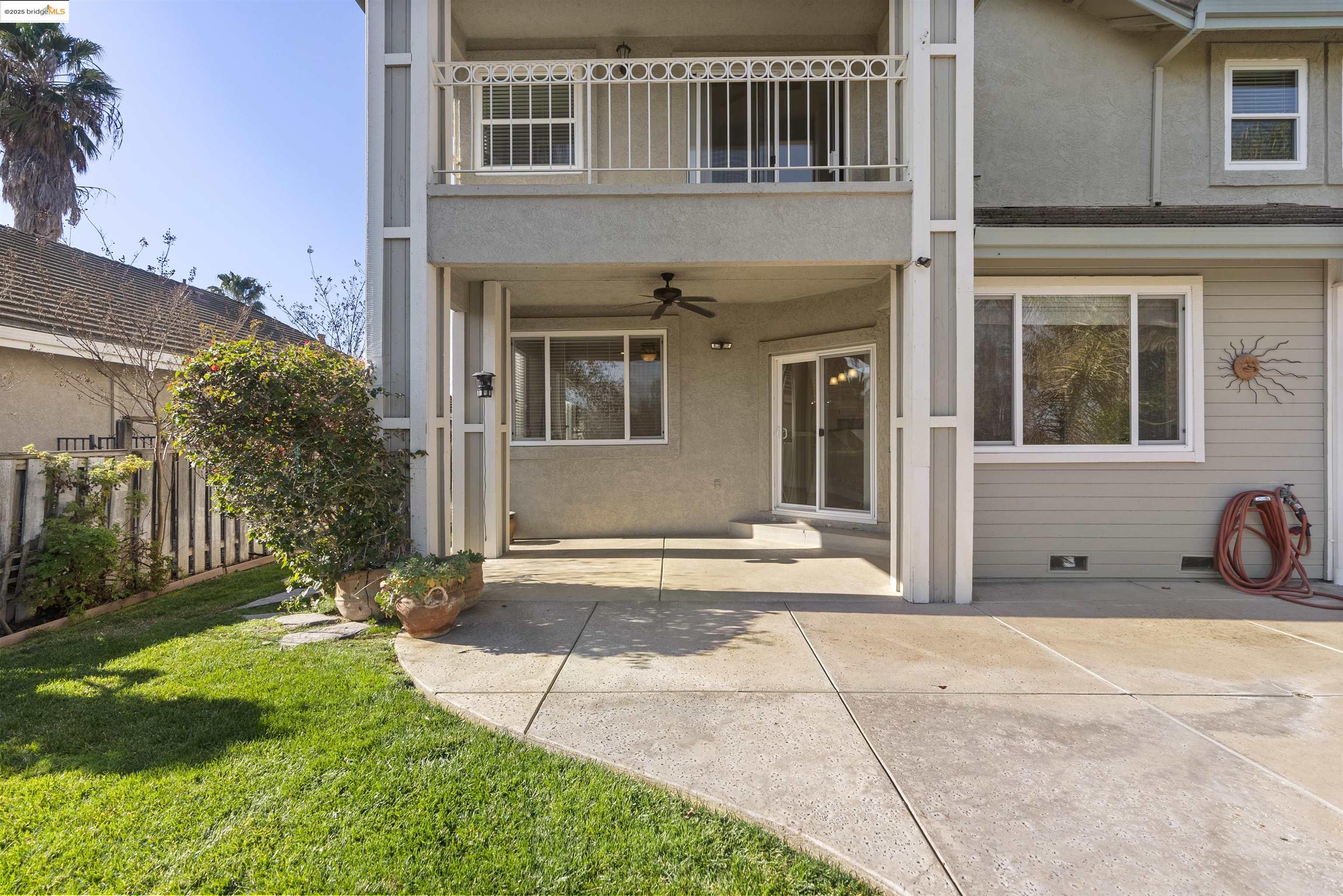 2215 Colonial Ct