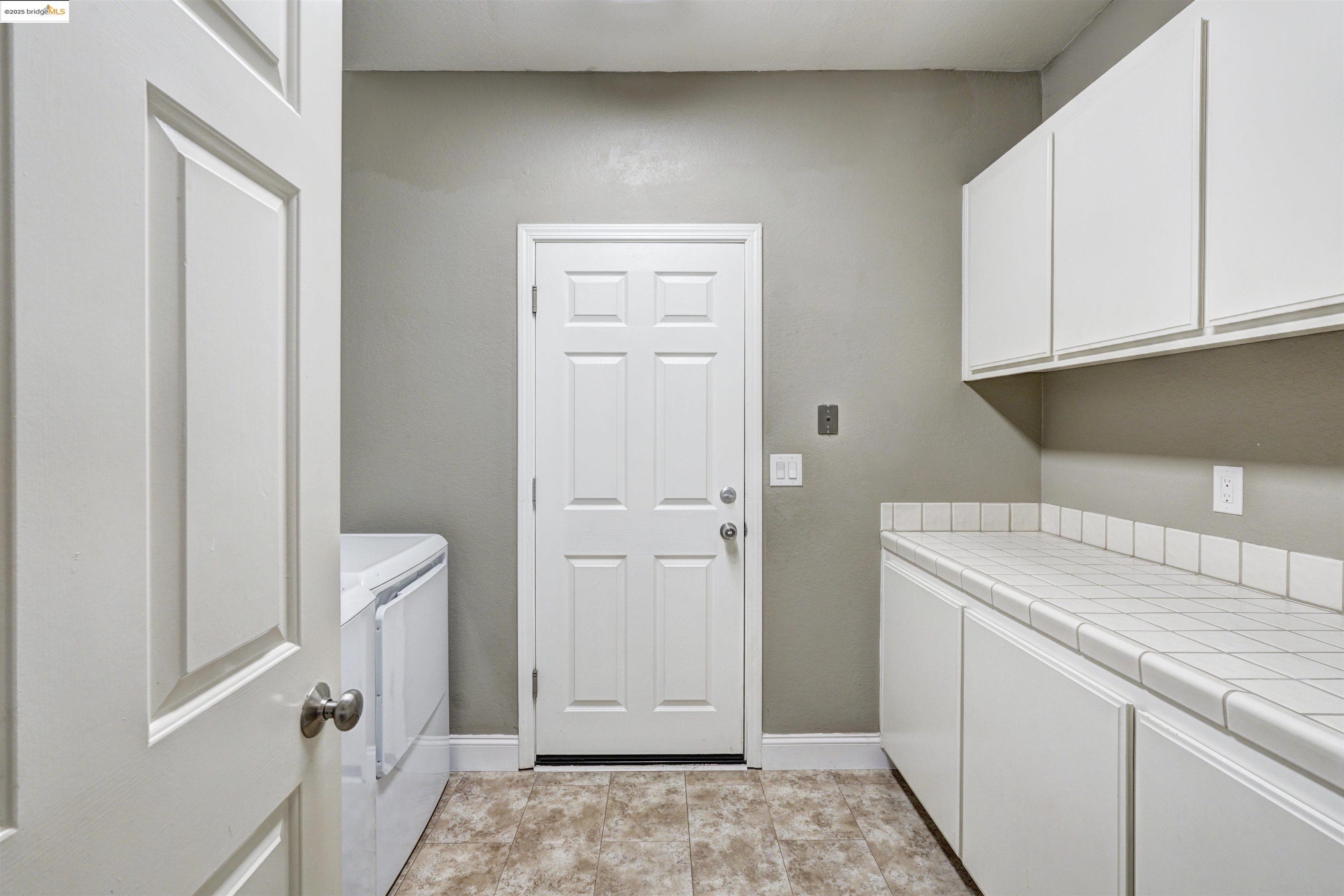 2215 Colonial Ct