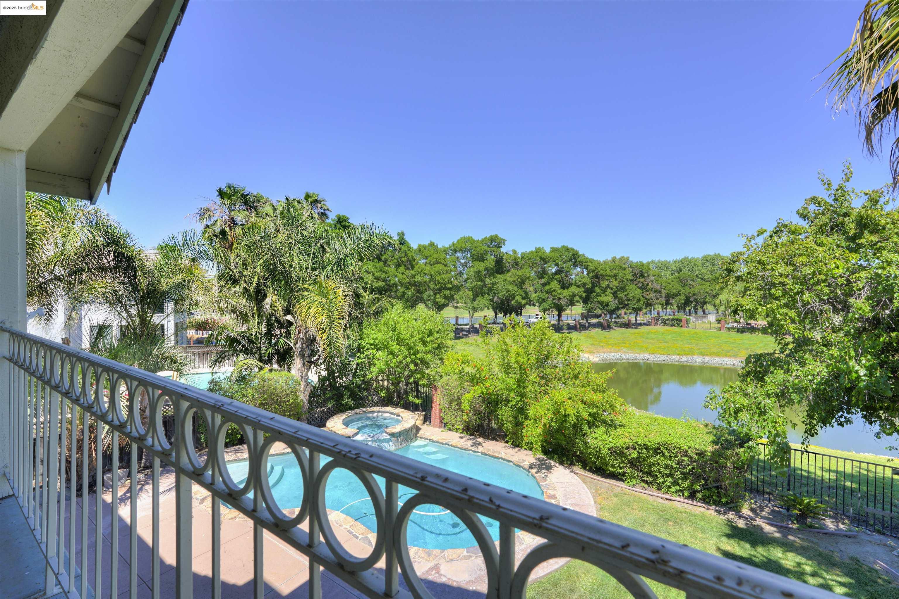 2215 Colonial Ct