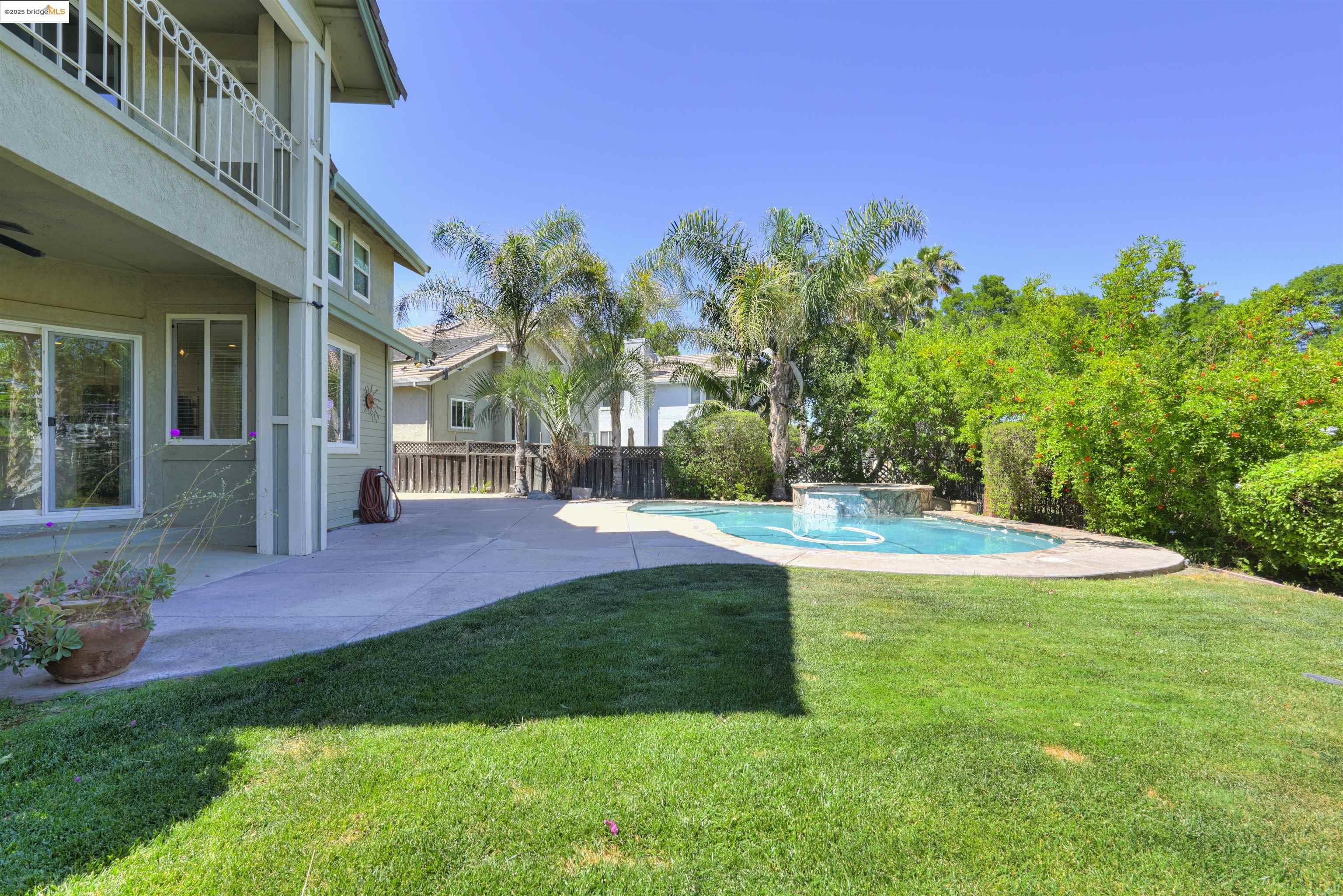 2215 Colonial Ct