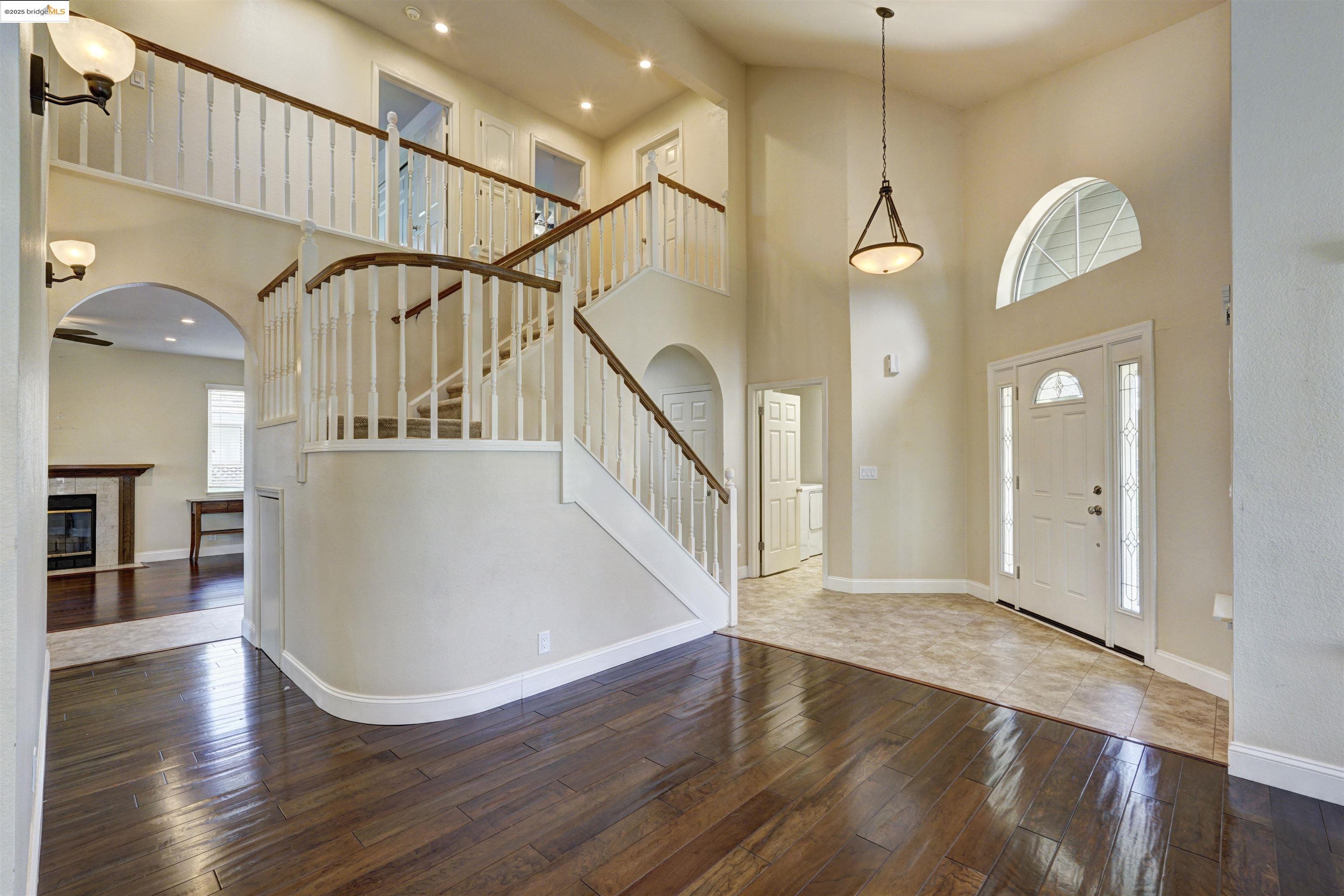 2215 Colonial Ct