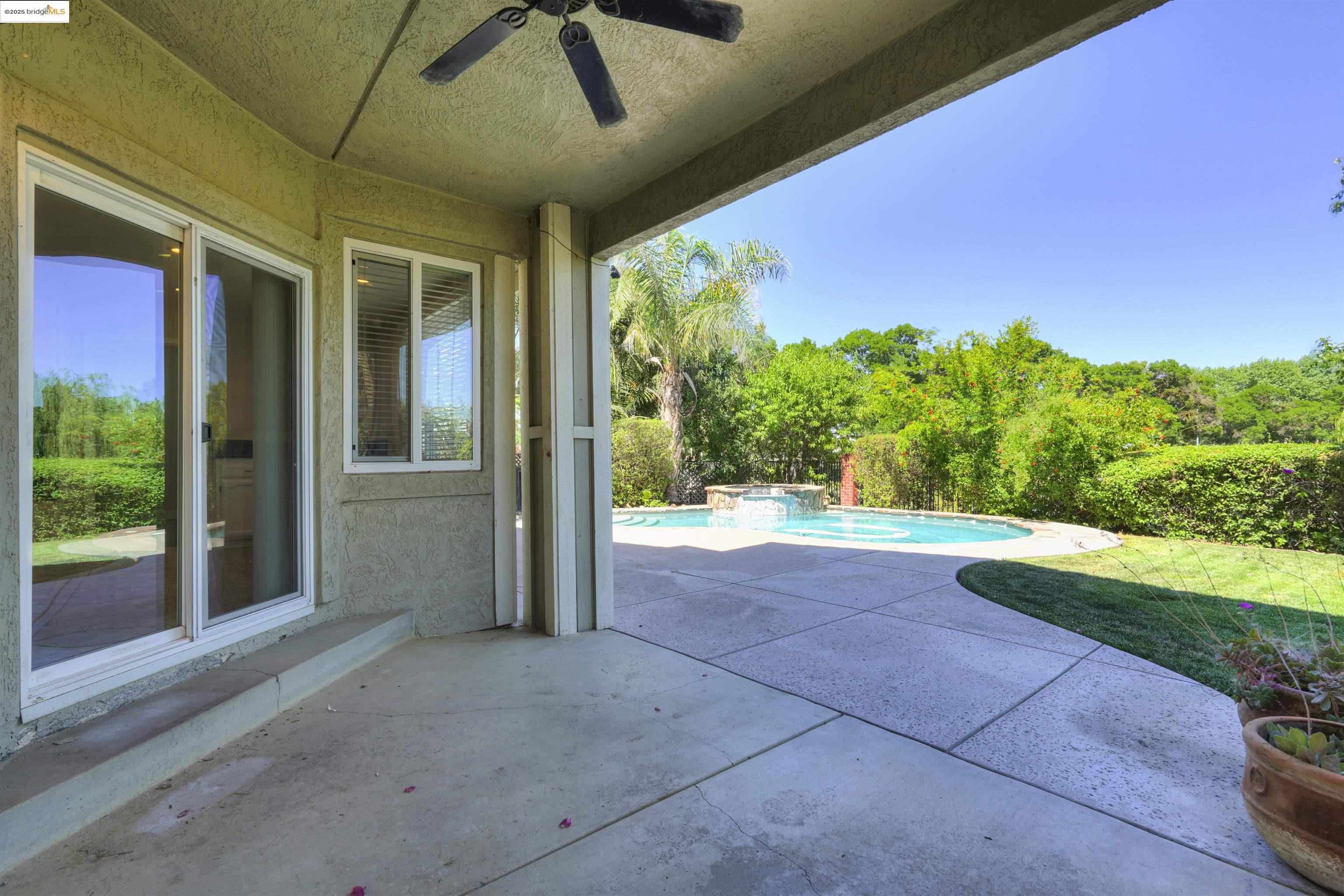 2215 Colonial Ct