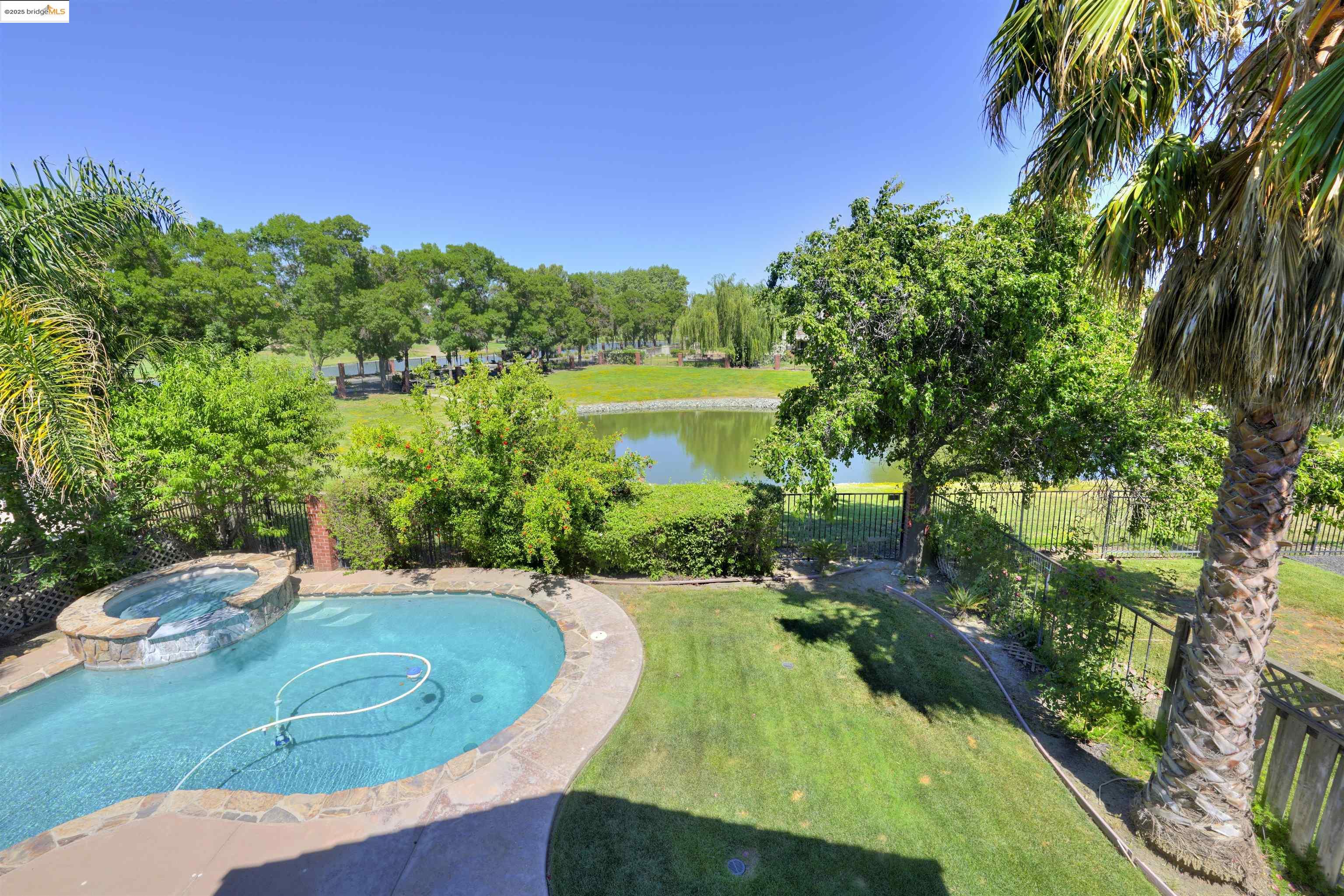 2215 Colonial Ct