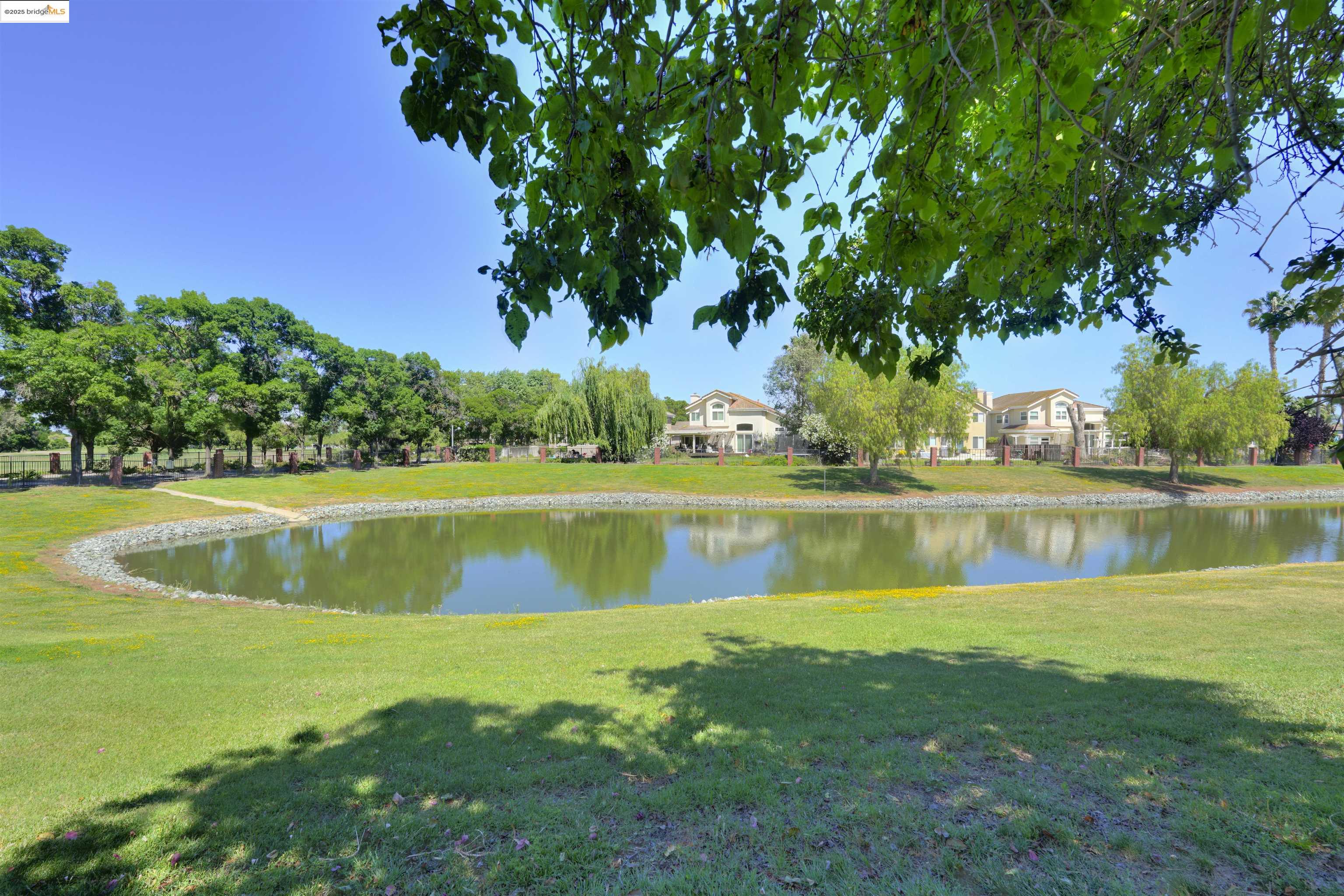 2215 Colonial Ct