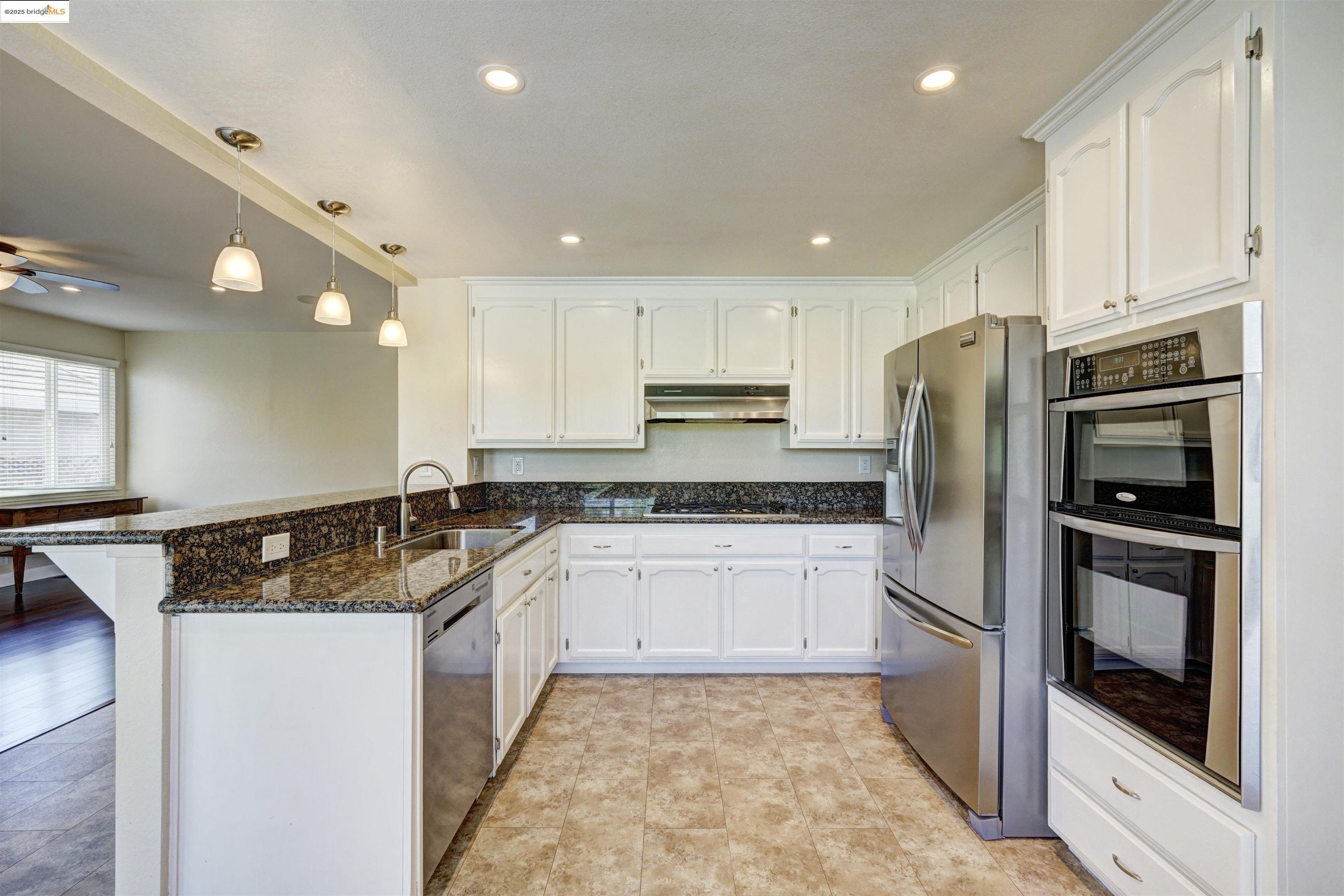 2215 Colonial Ct