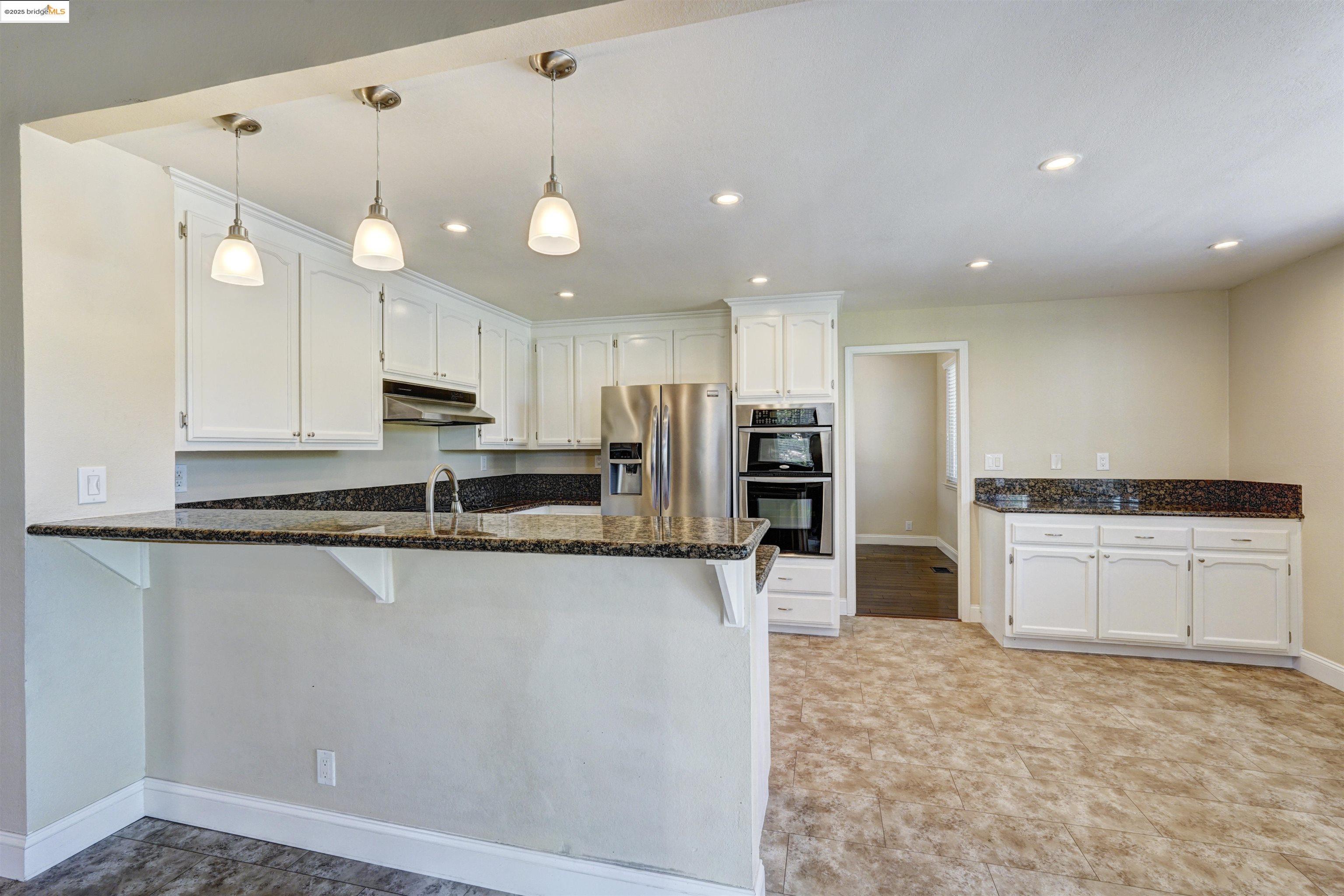 2215 Colonial Ct