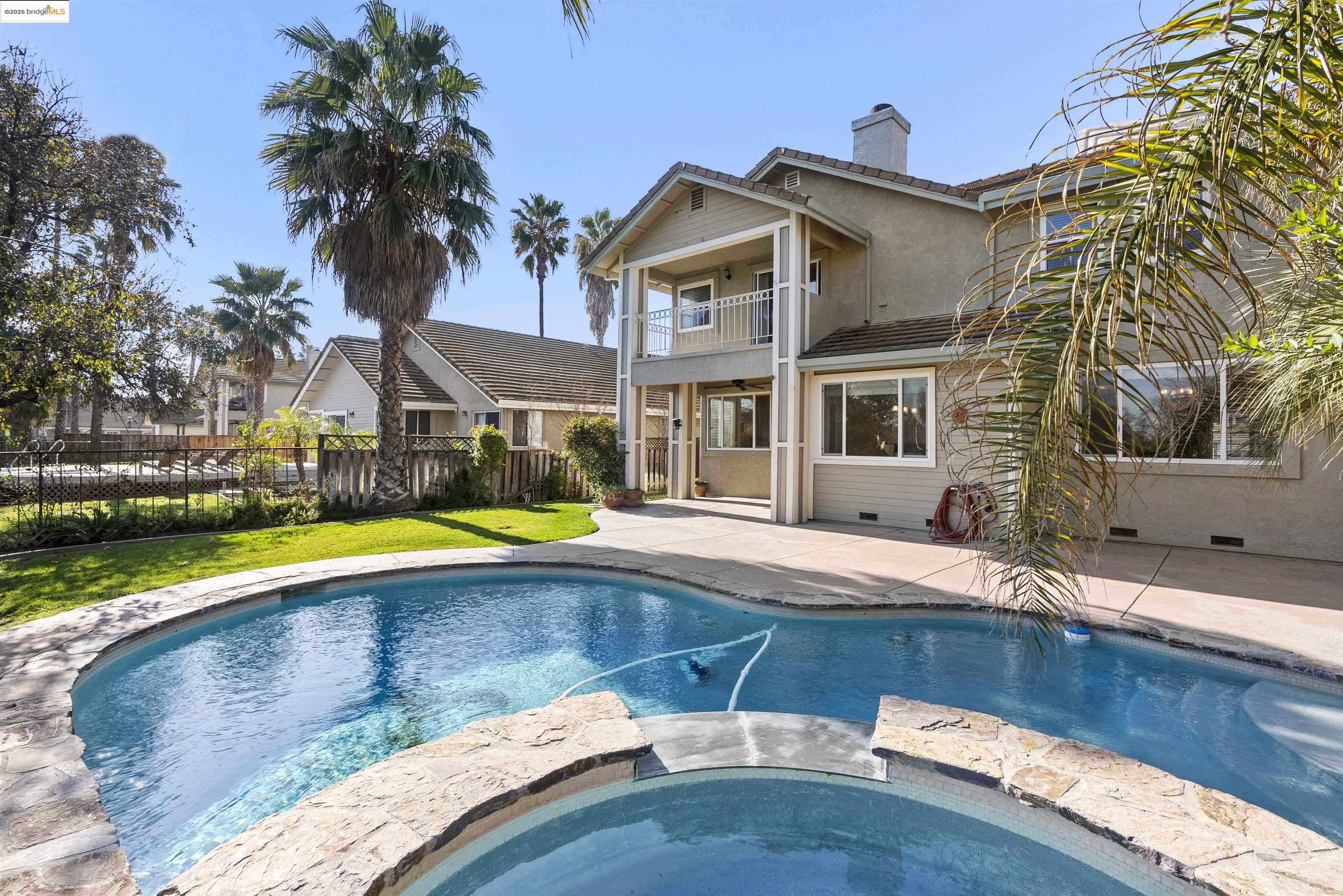 2215 Colonial Ct