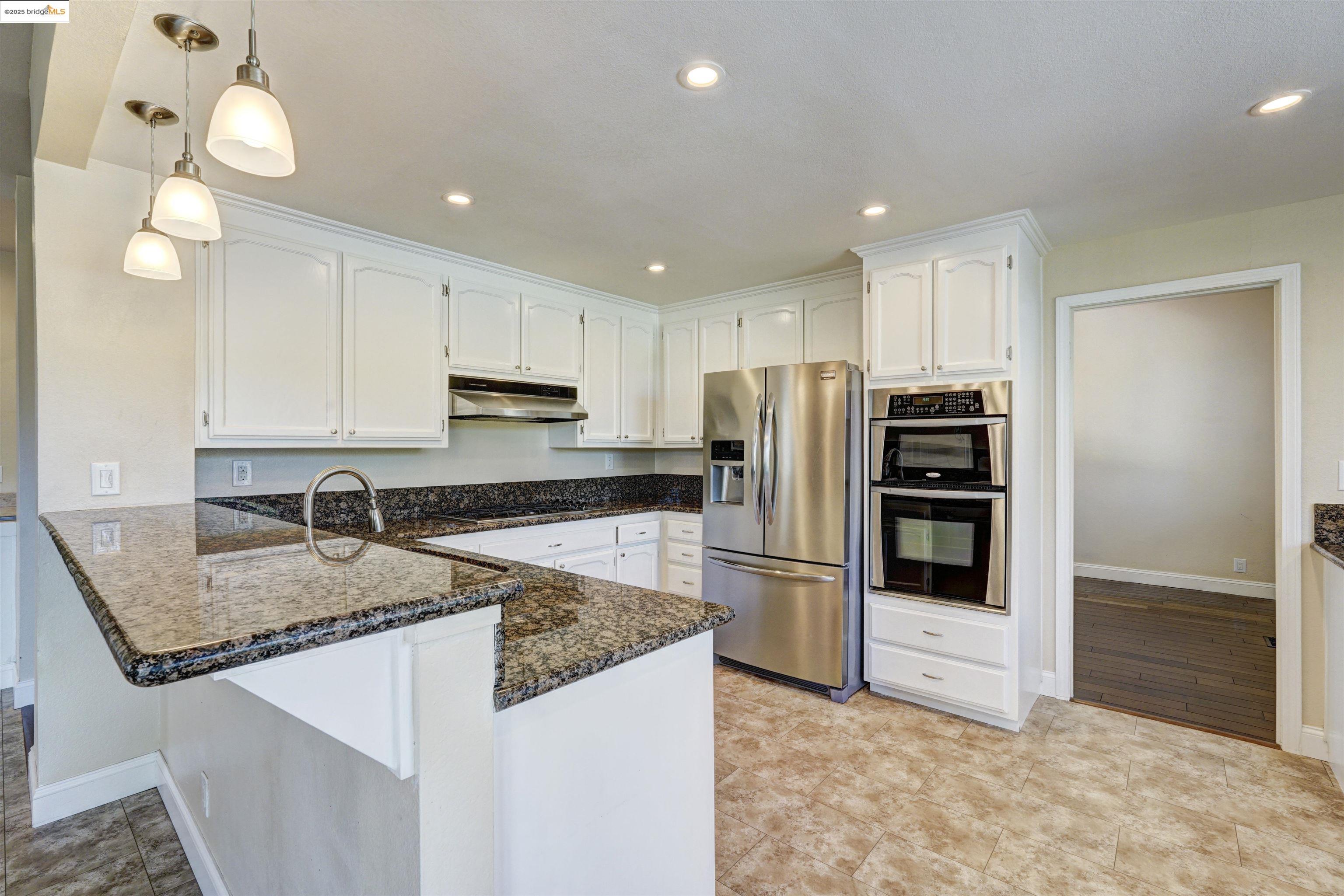 2215 Colonial Ct