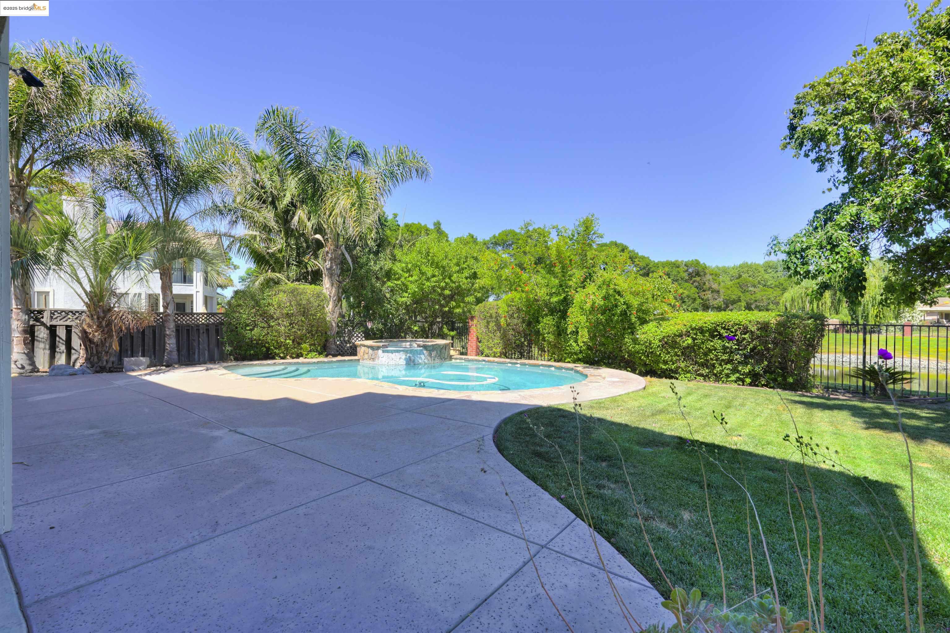 2215 Colonial Ct