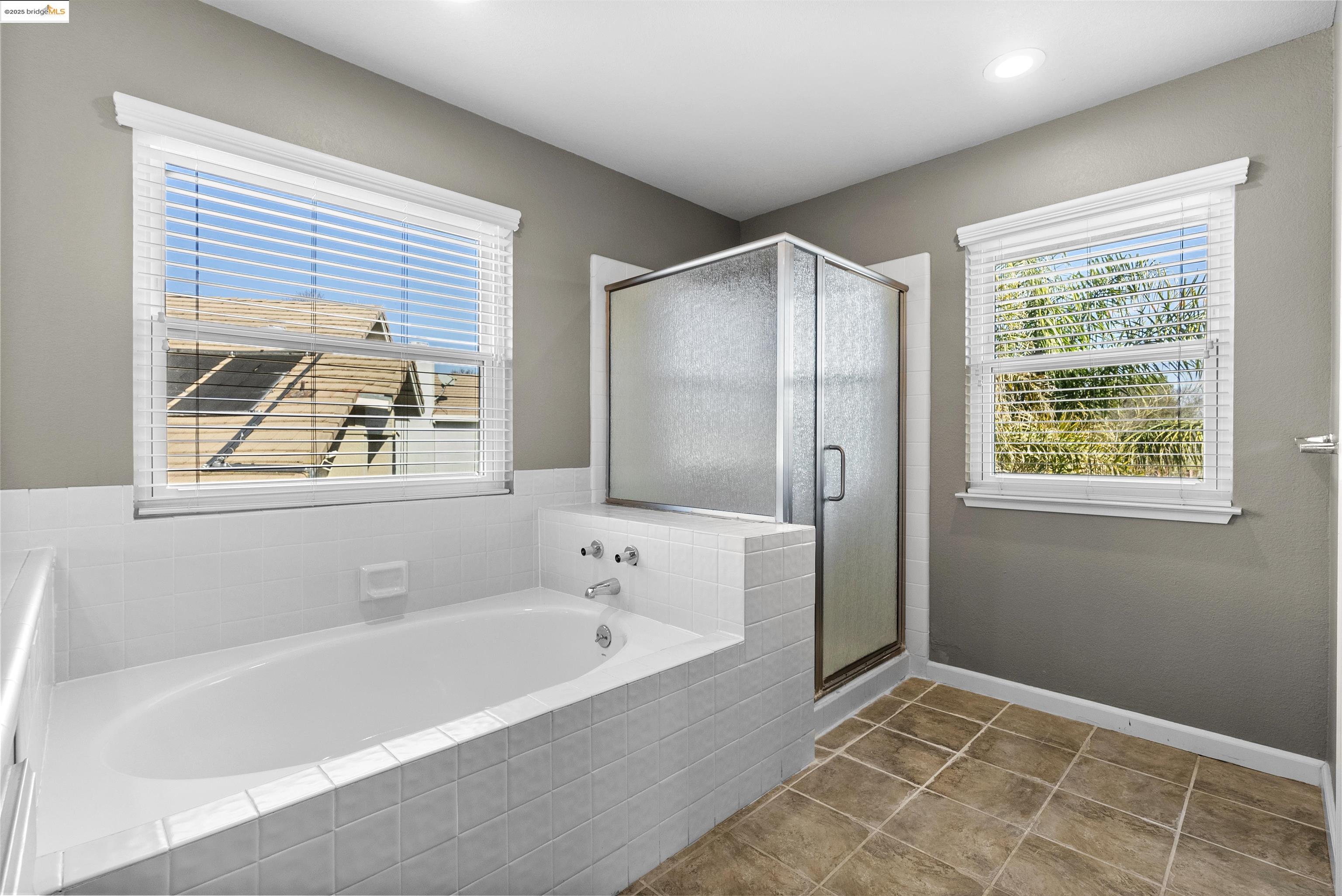 2215 Colonial Ct