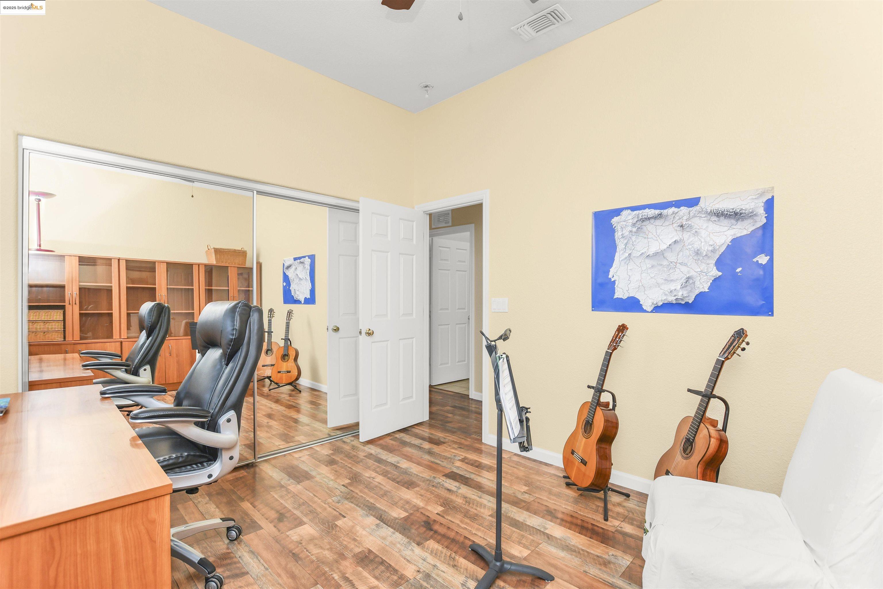 2834 Hawthorn Ct