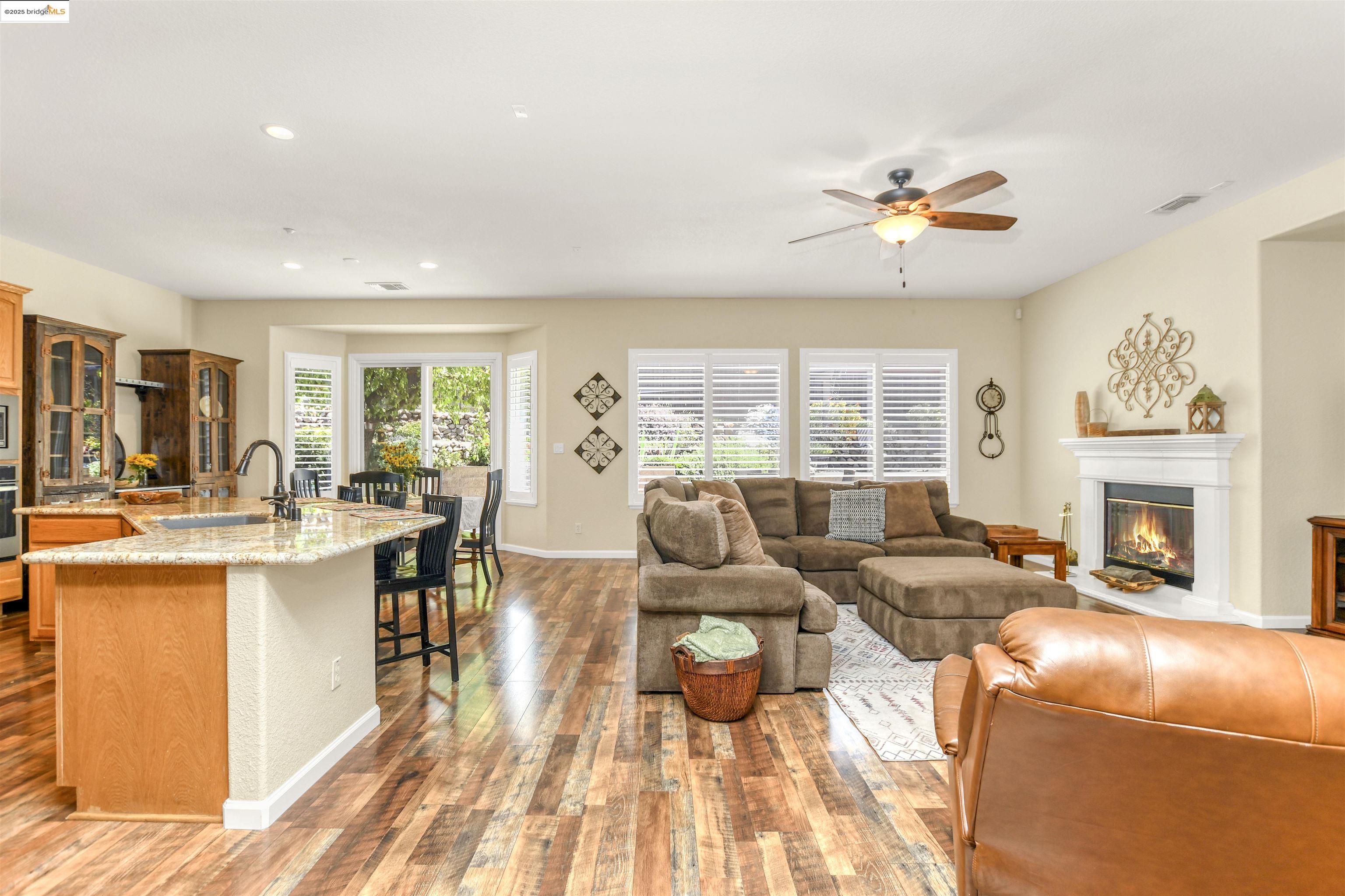2834 Hawthorn Ct