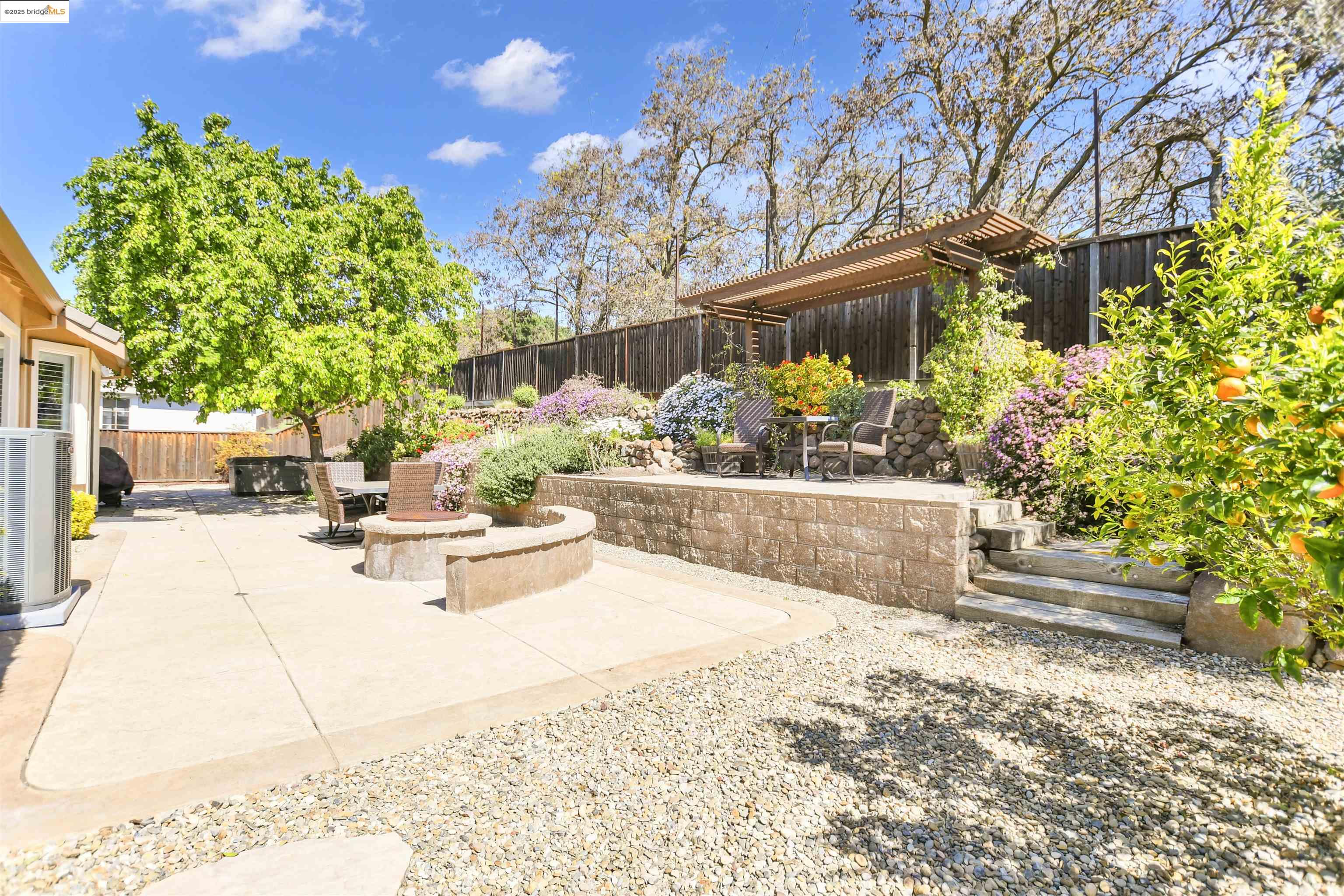 2834 Hawthorn Ct