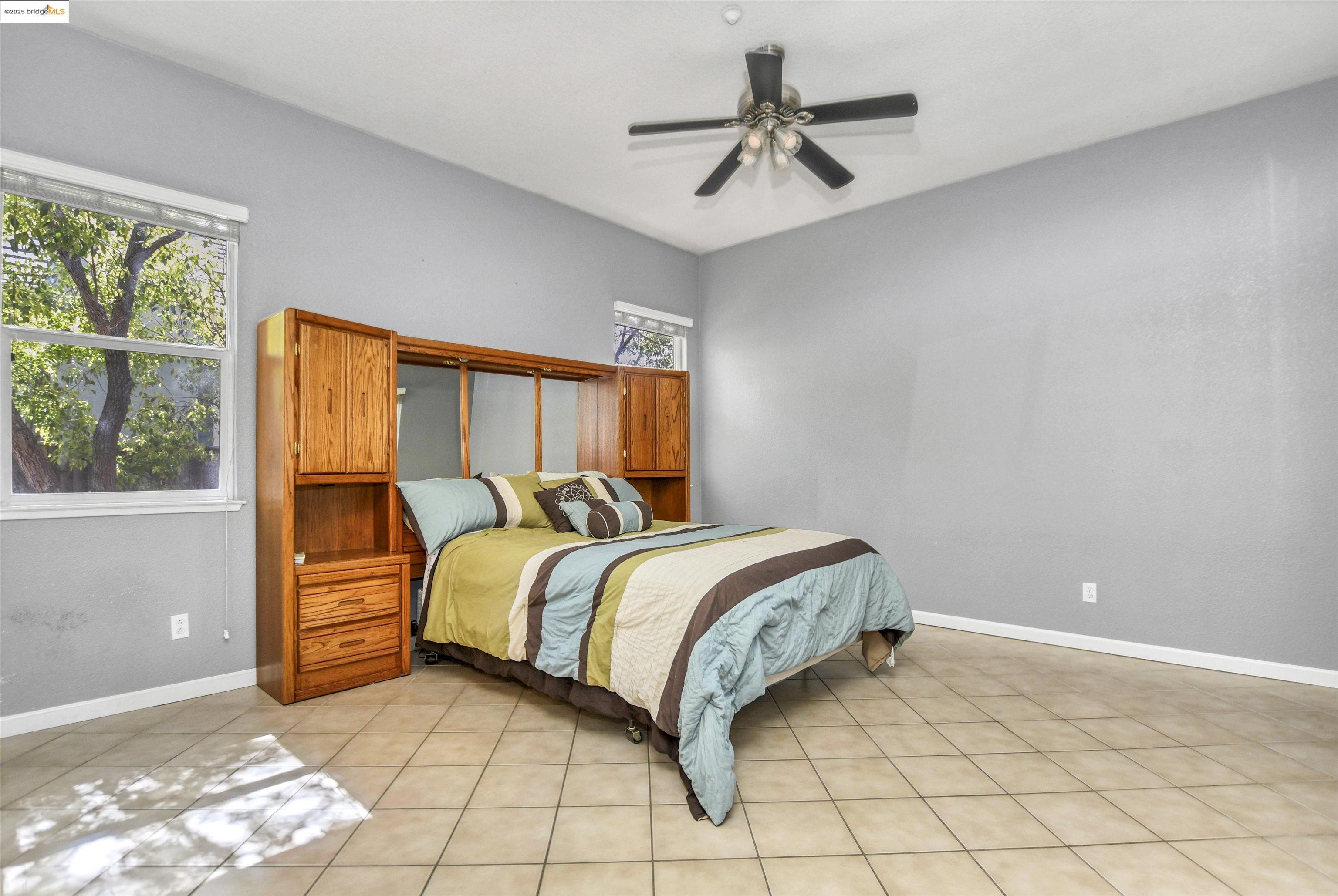 2834 Hawthorn Ct