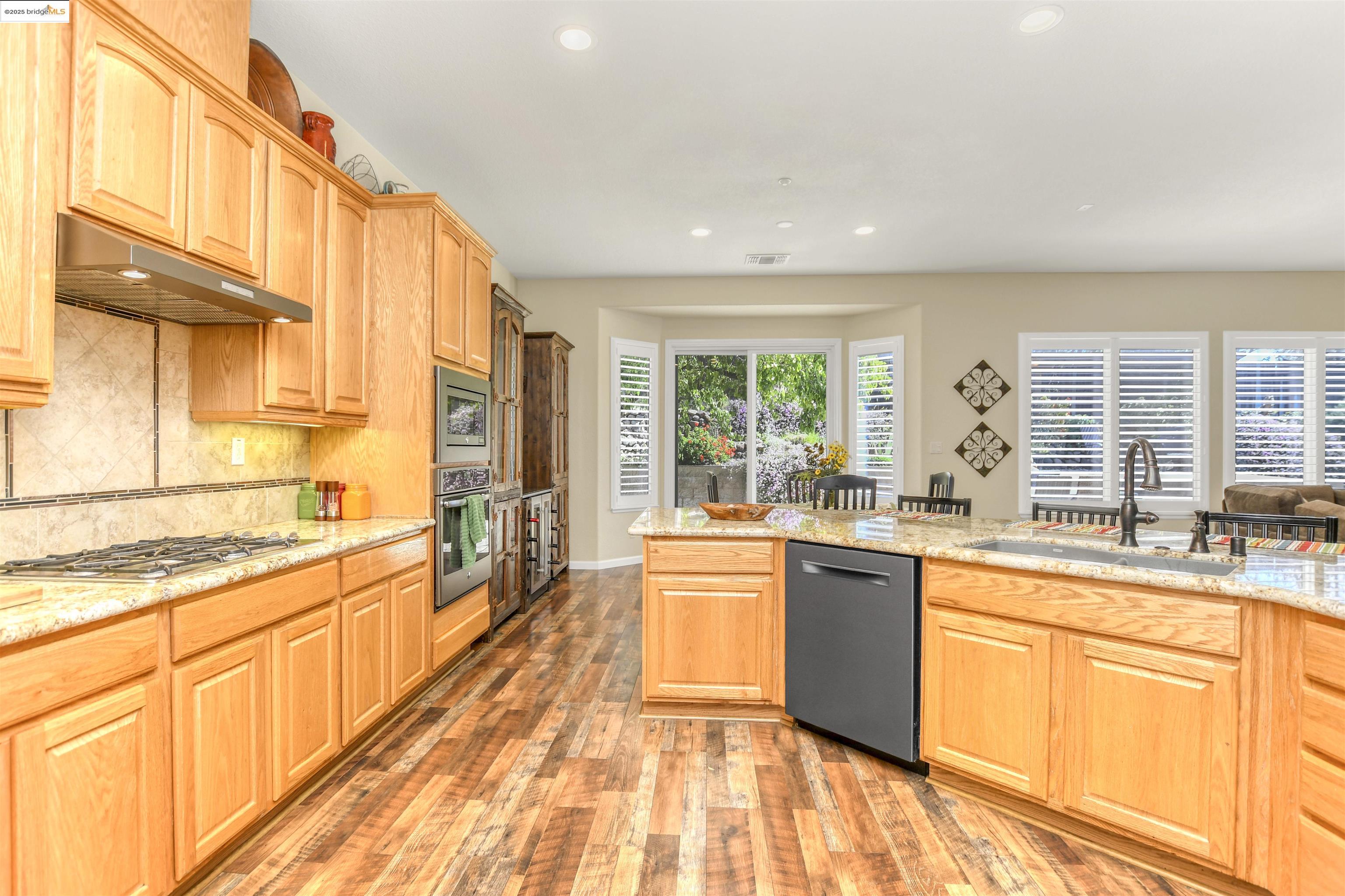 2834 Hawthorn Ct