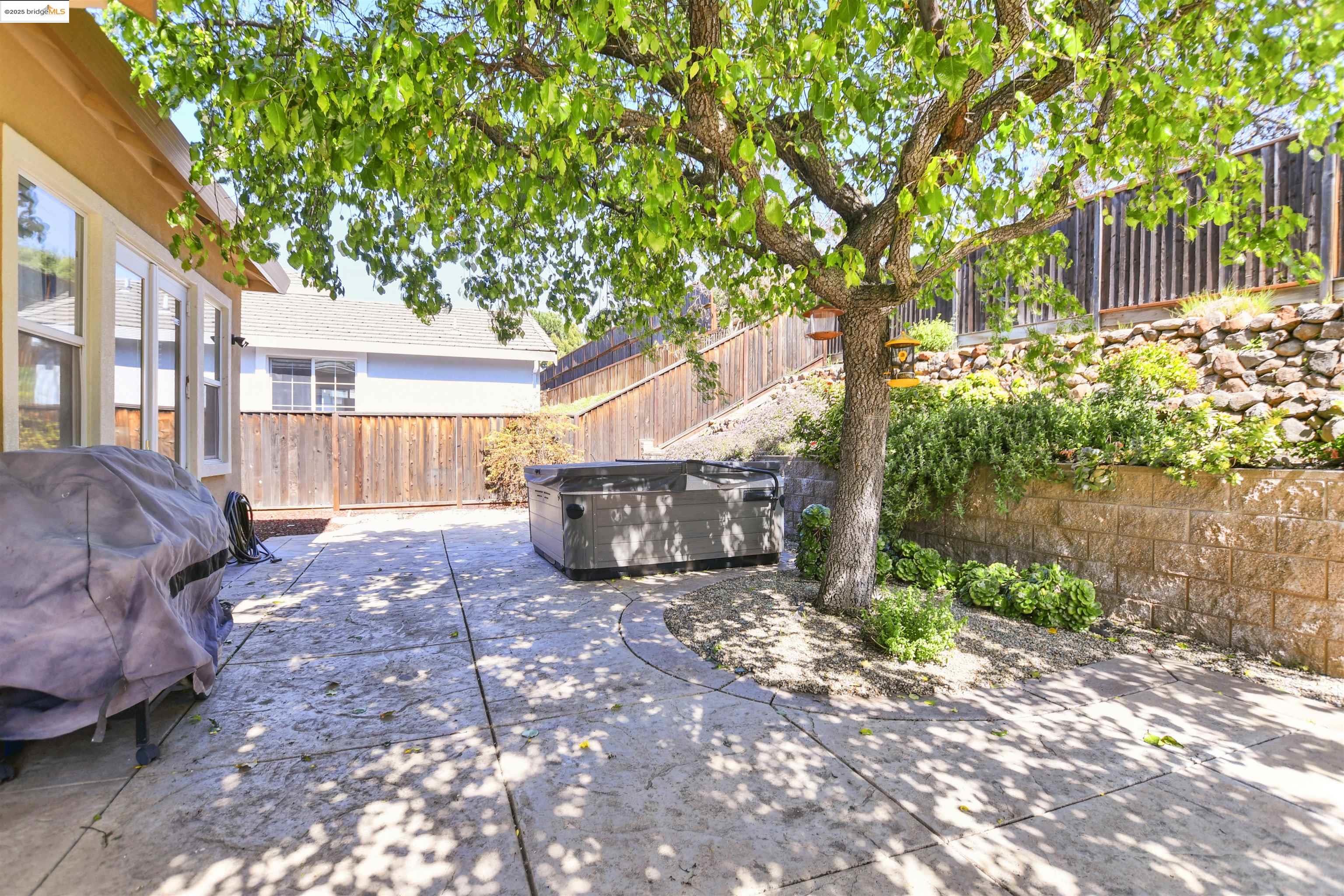 2834 Hawthorn Ct