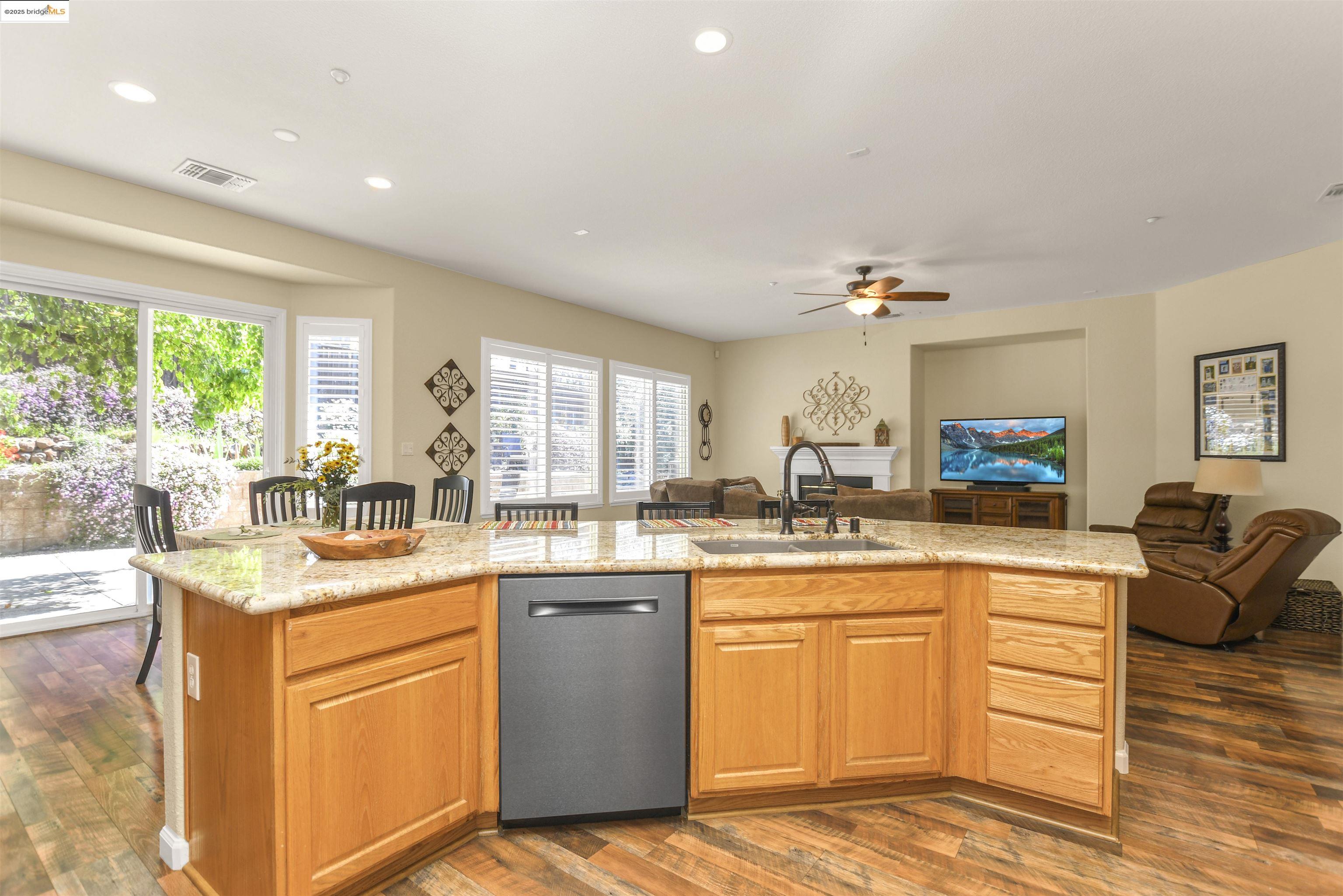 2834 Hawthorn Ct