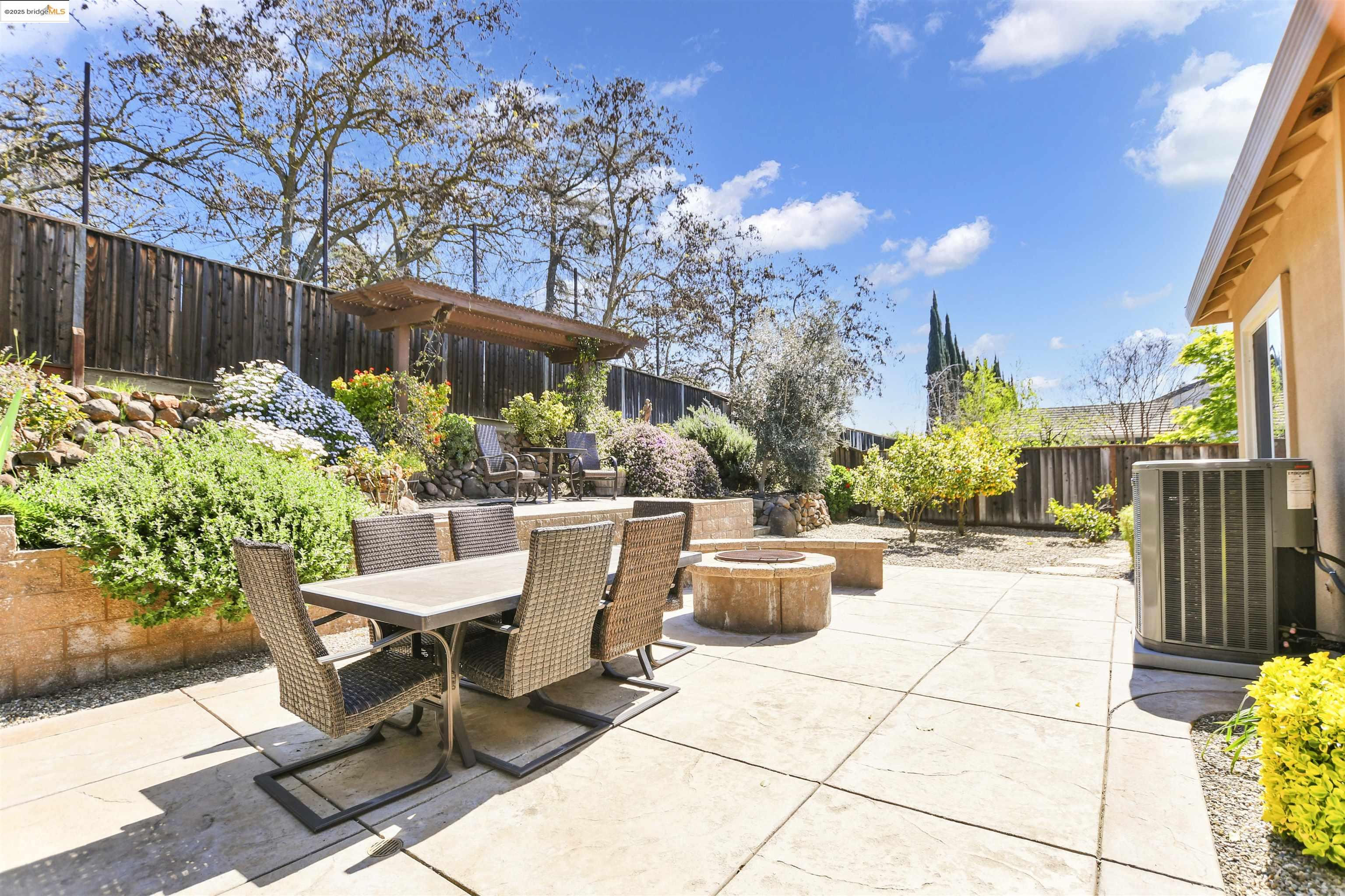 2834 Hawthorn Ct
