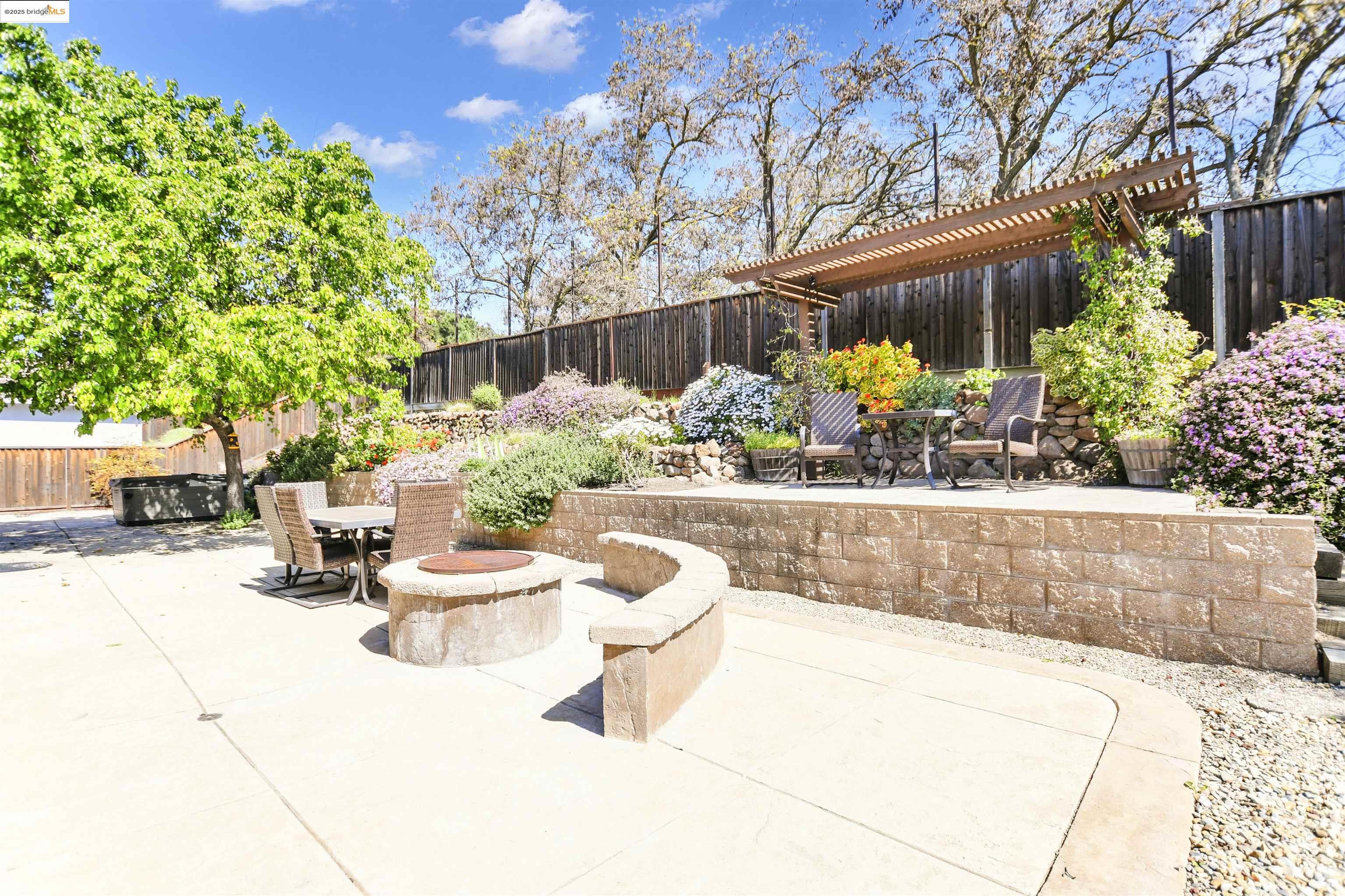 2834 Hawthorn Ct
