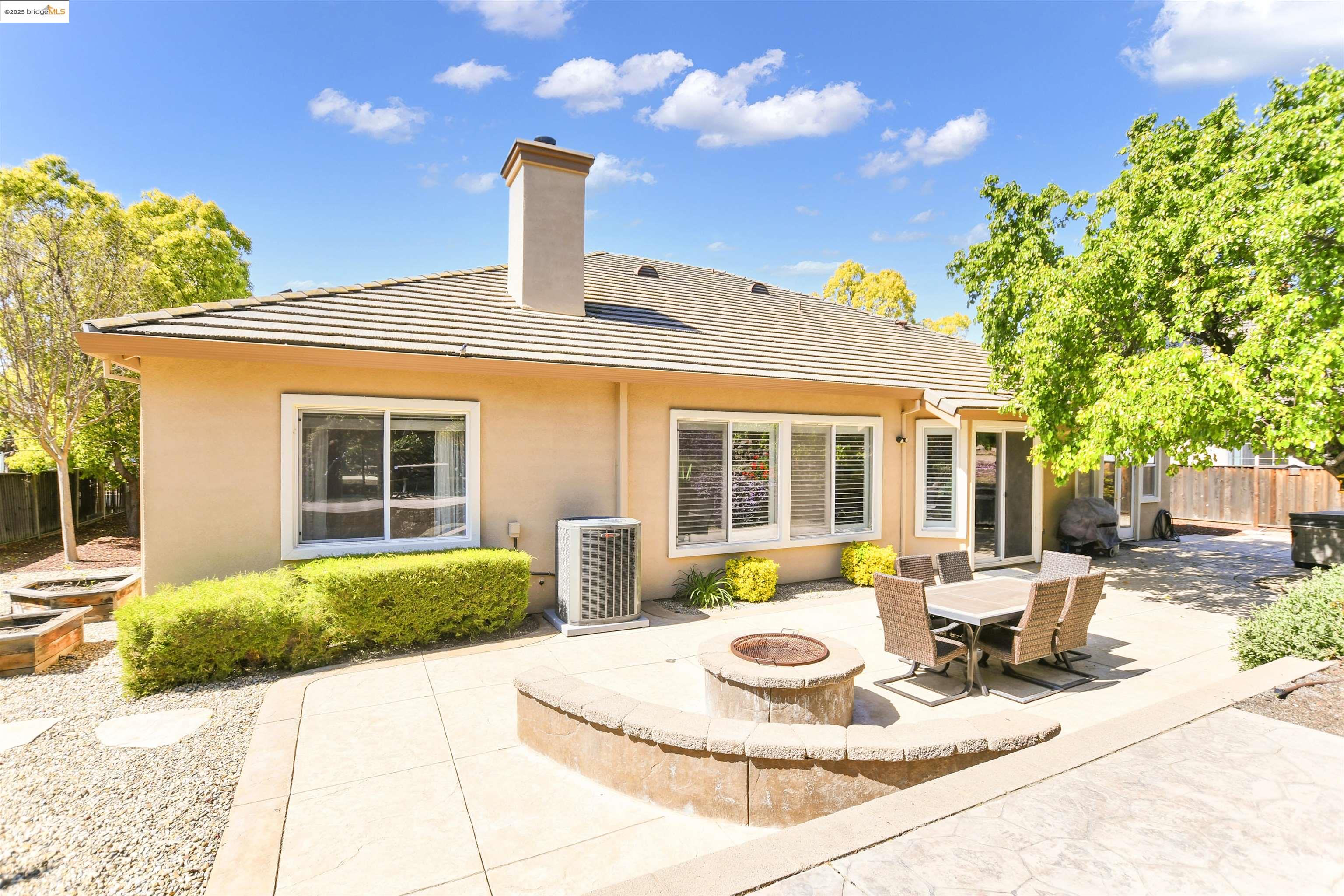2834 Hawthorn Ct