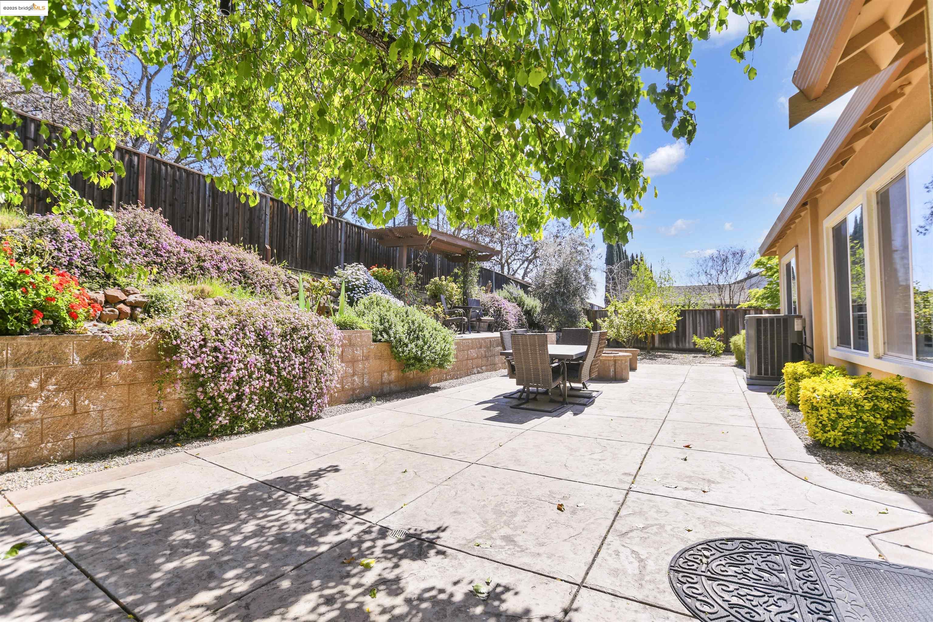 2834 Hawthorn Ct