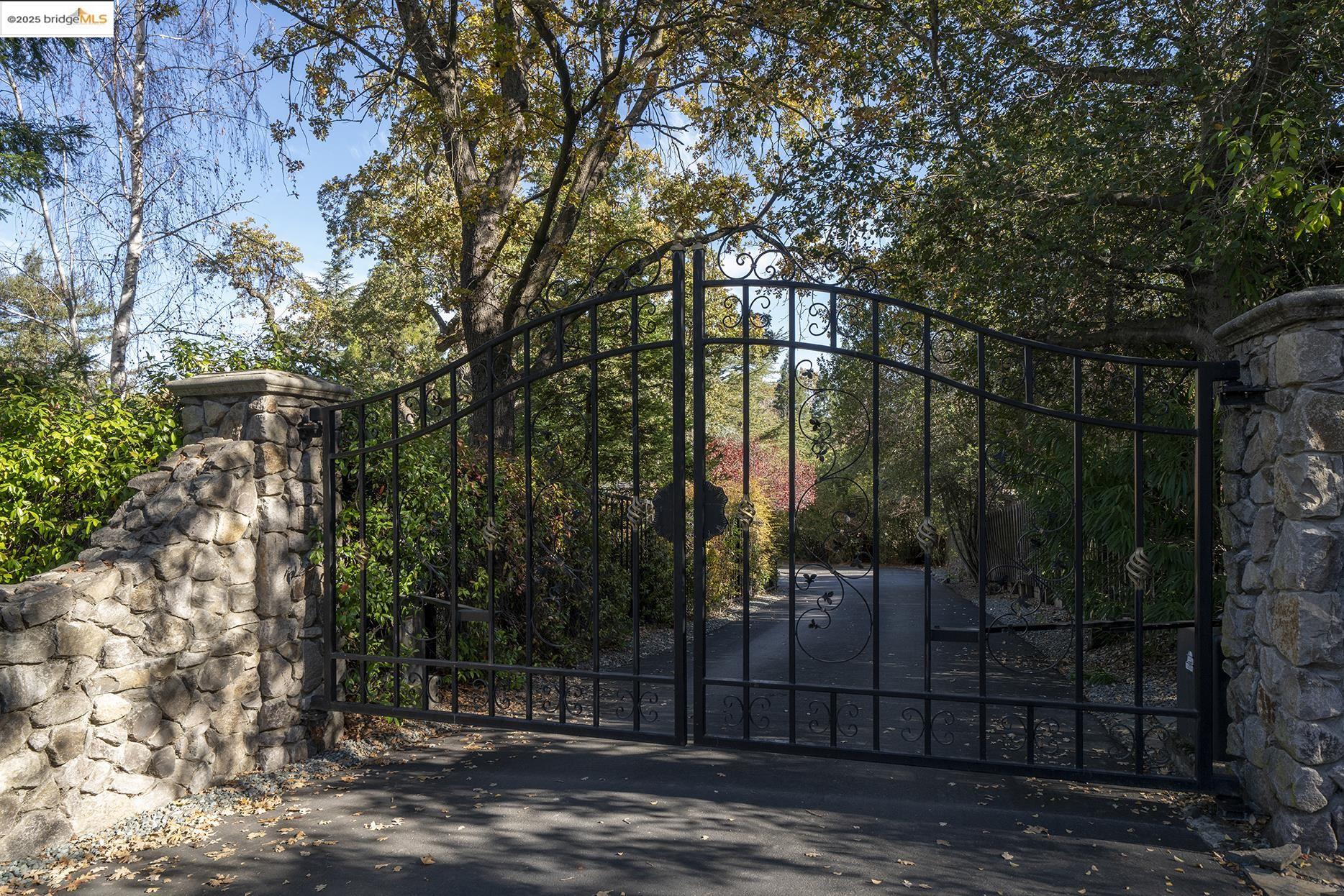 2500 Lunada Lane