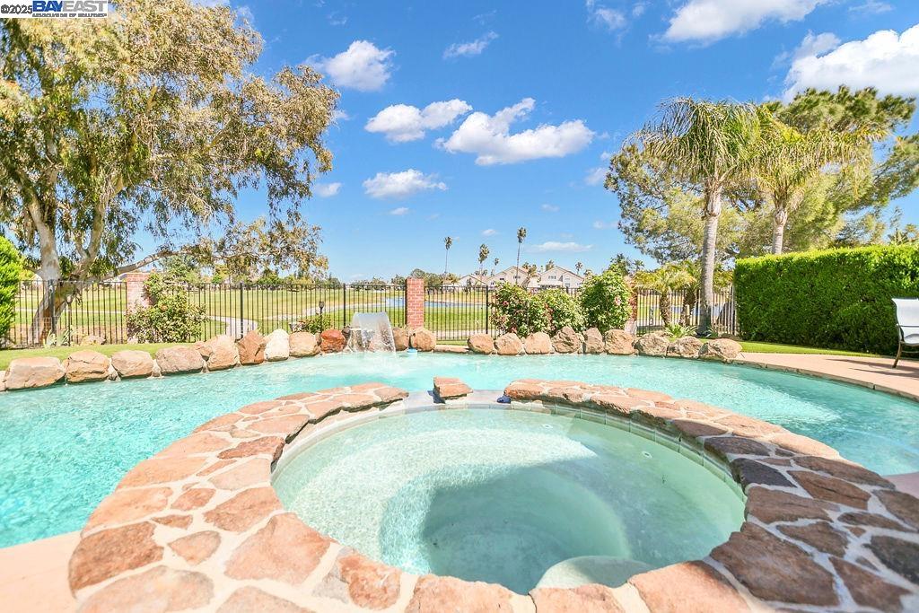 5160 Edgeview Dr