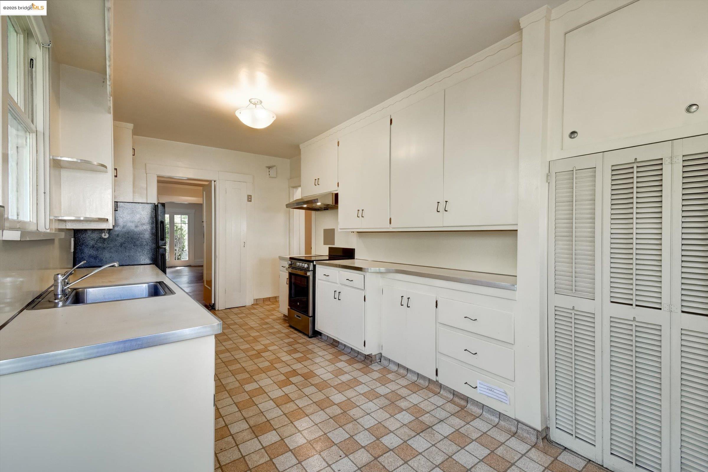 105 Manor Dr
