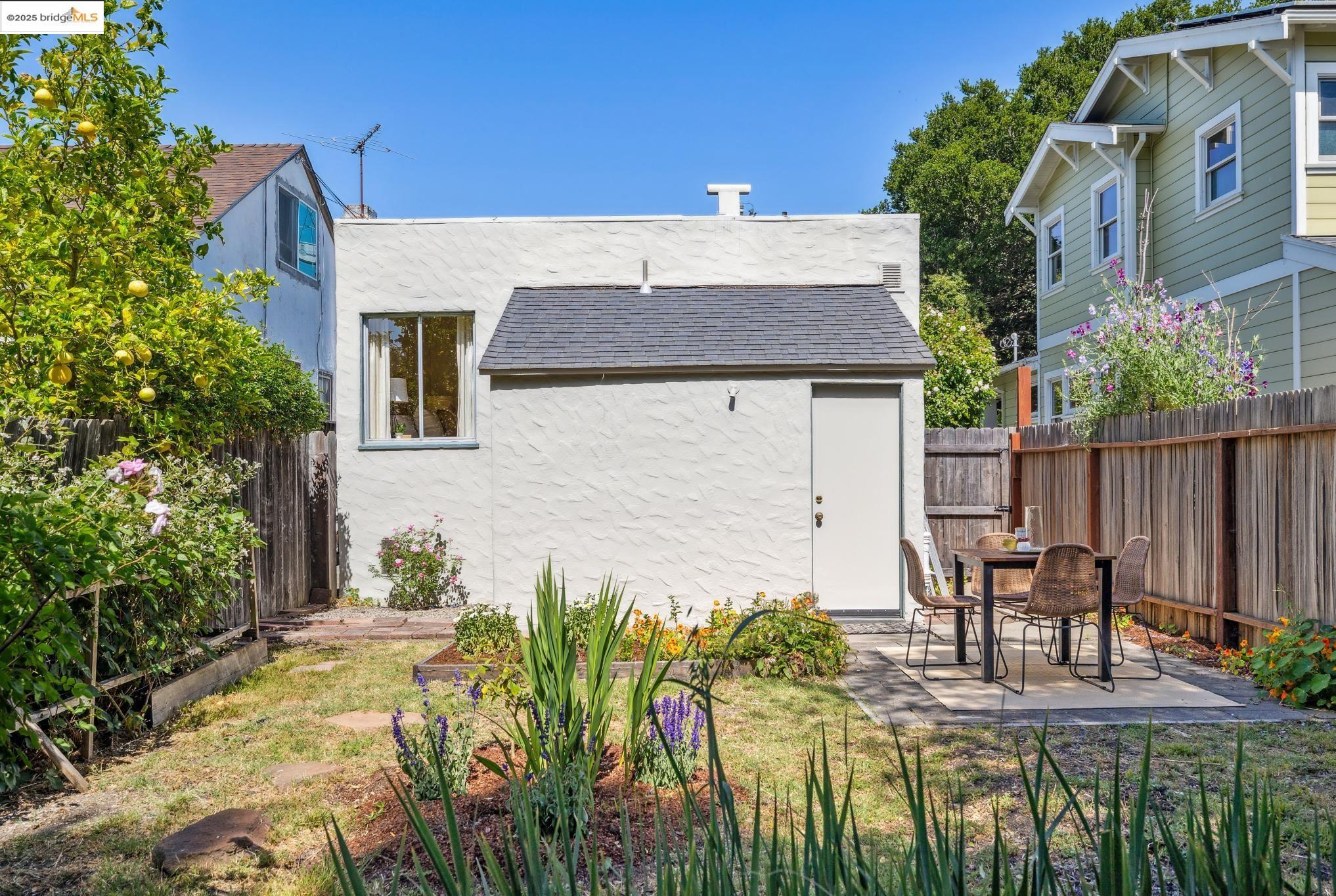 1128 Evelyn Ave