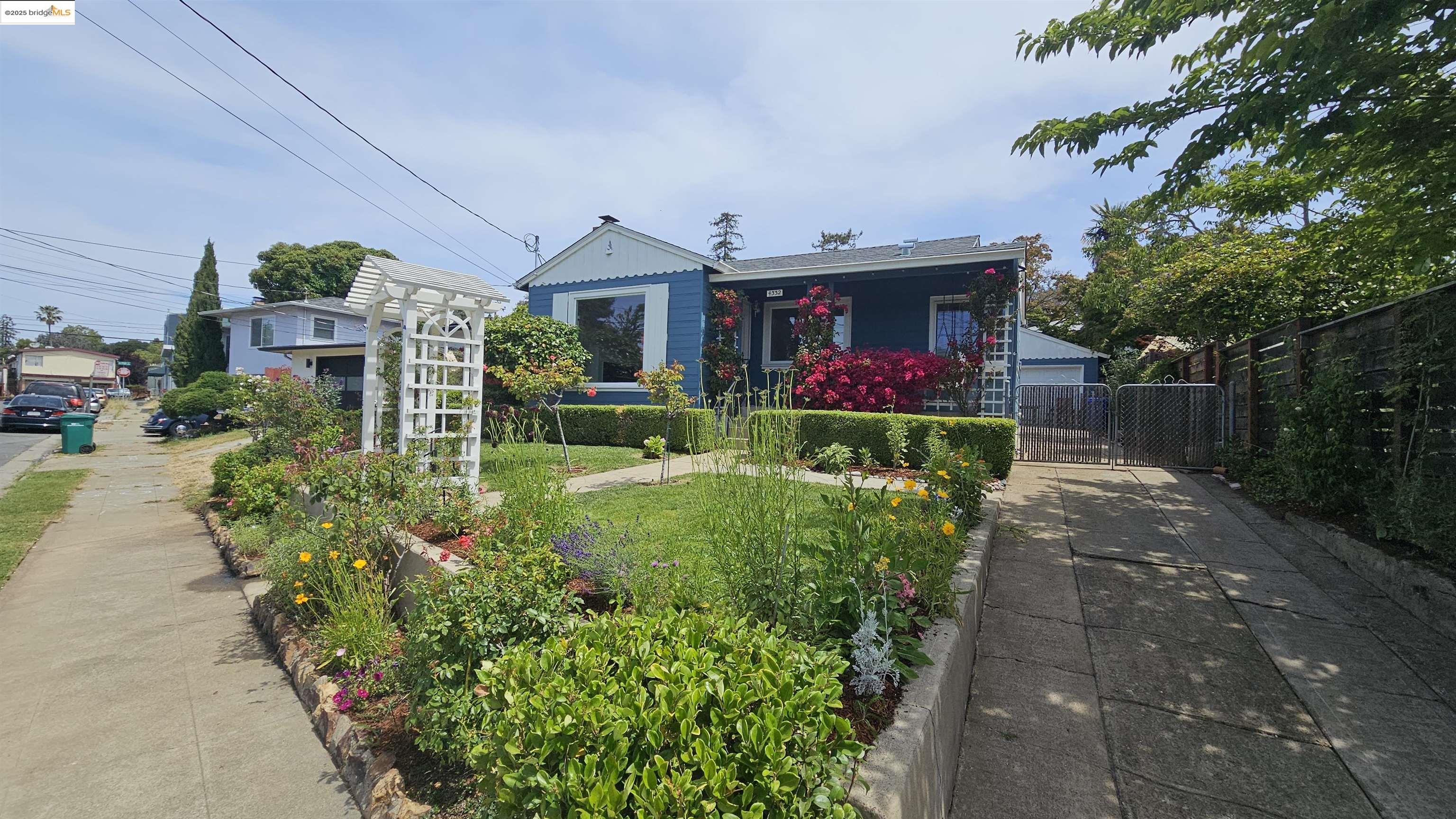 4332 Hyacinth Ave