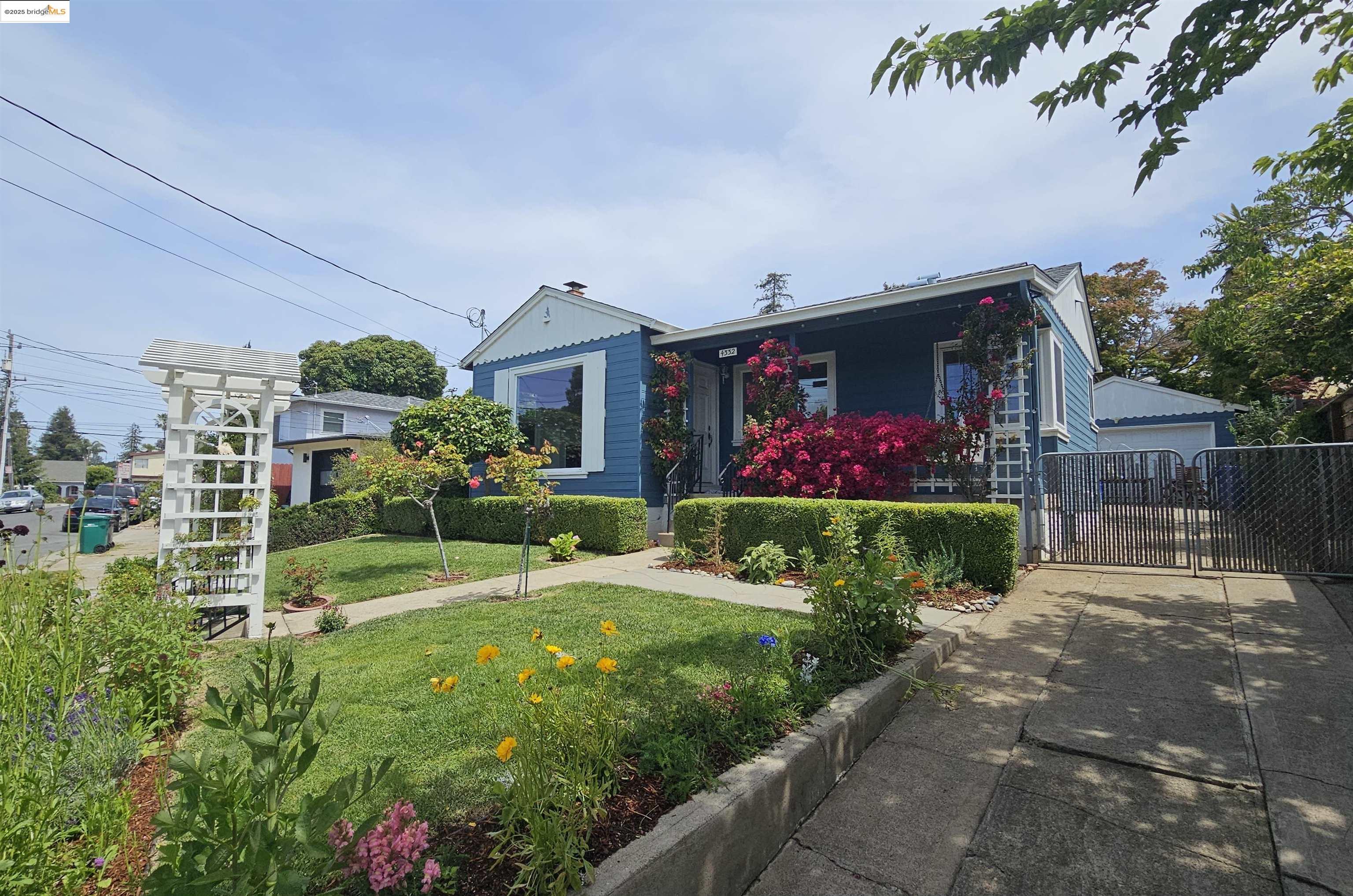 4332 Hyacinth Ave