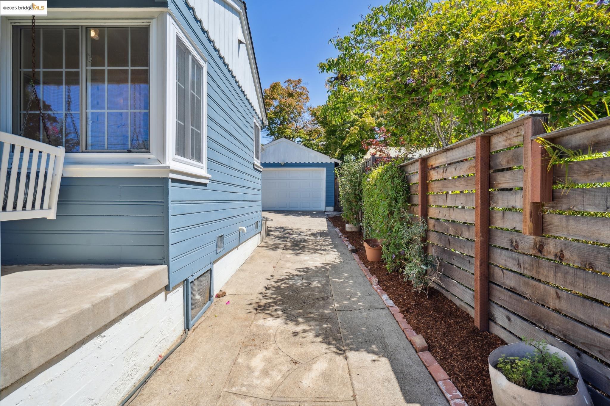 4332 Hyacinth Ave