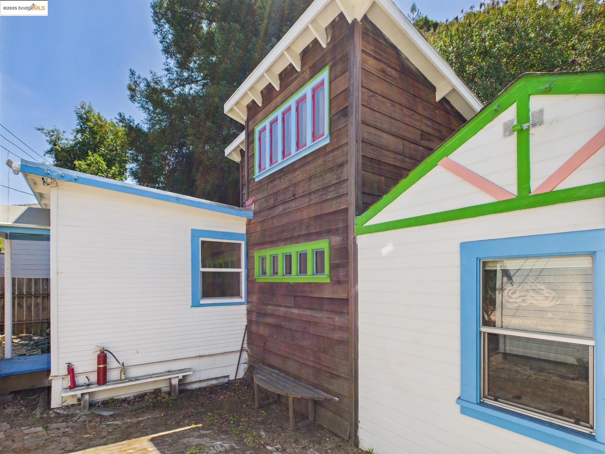 1545 Mariposa St