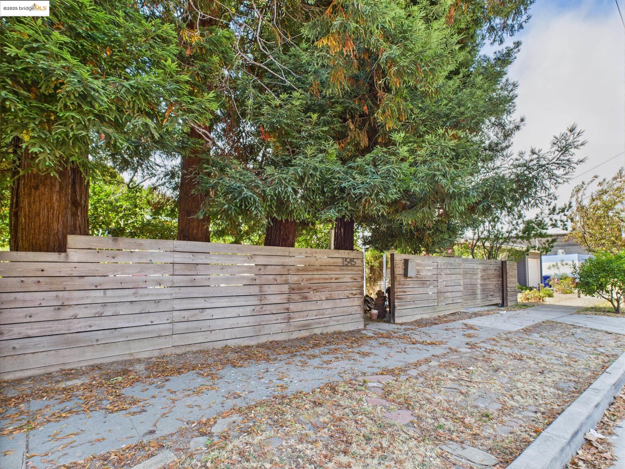1545 Mariposa St
