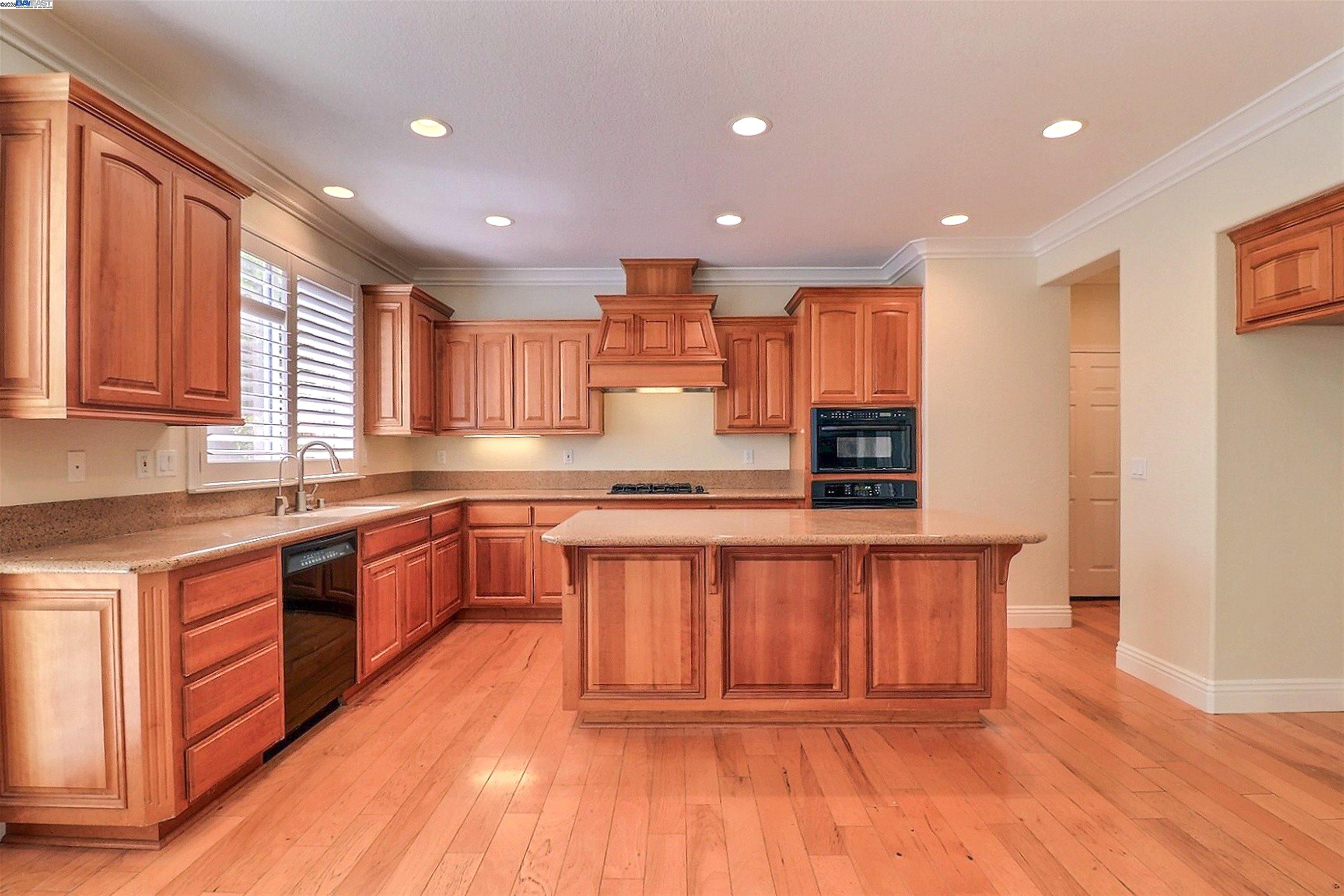 531 Half Moon Ct