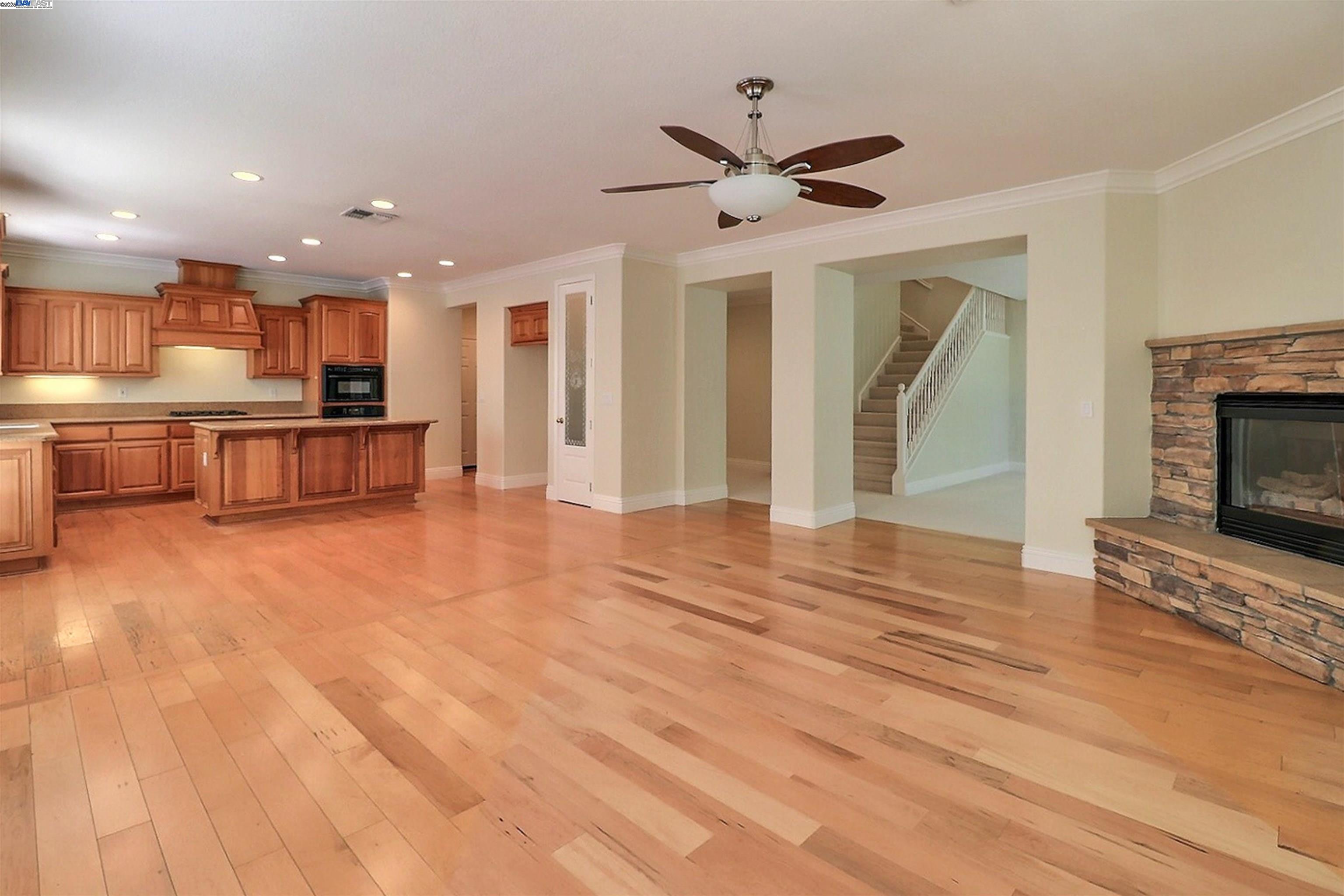 531 Half Moon Ct