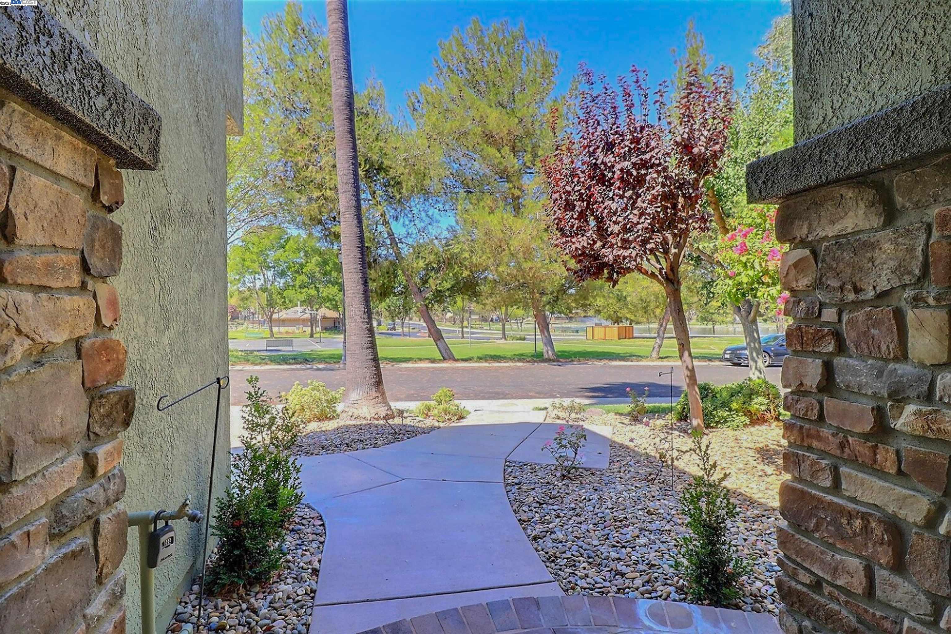 531 Half Moon Ct