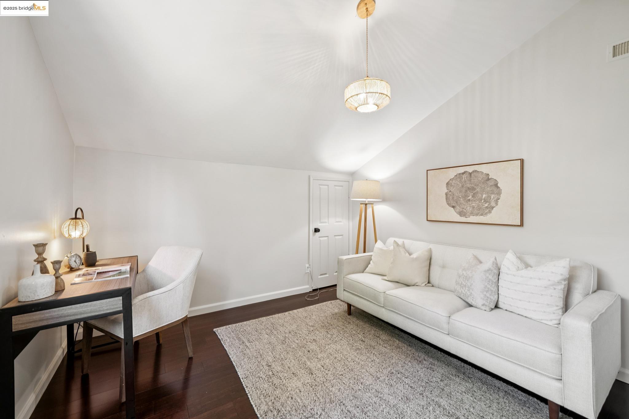 579 Grimsby Ln