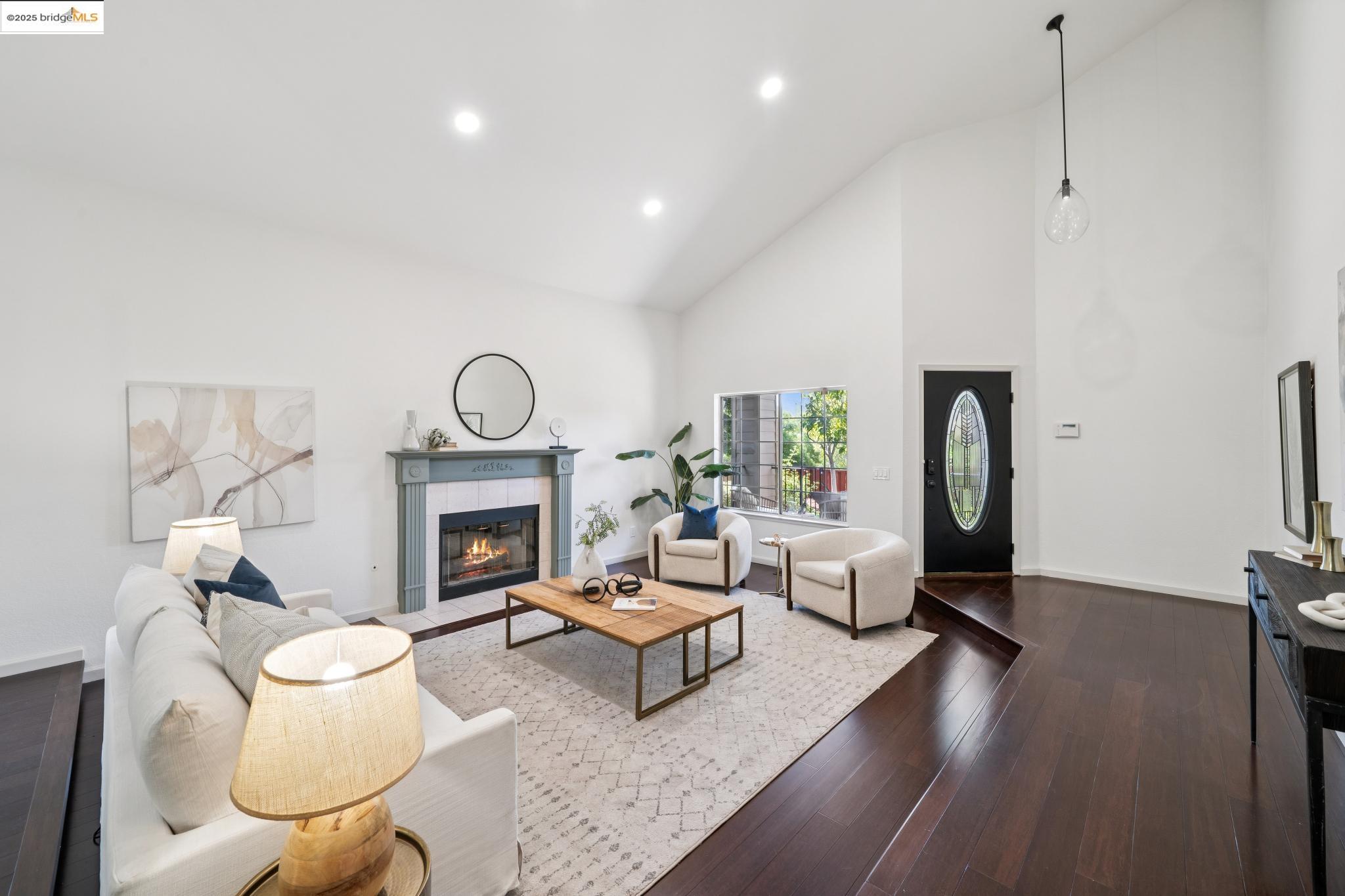579 Grimsby Ln